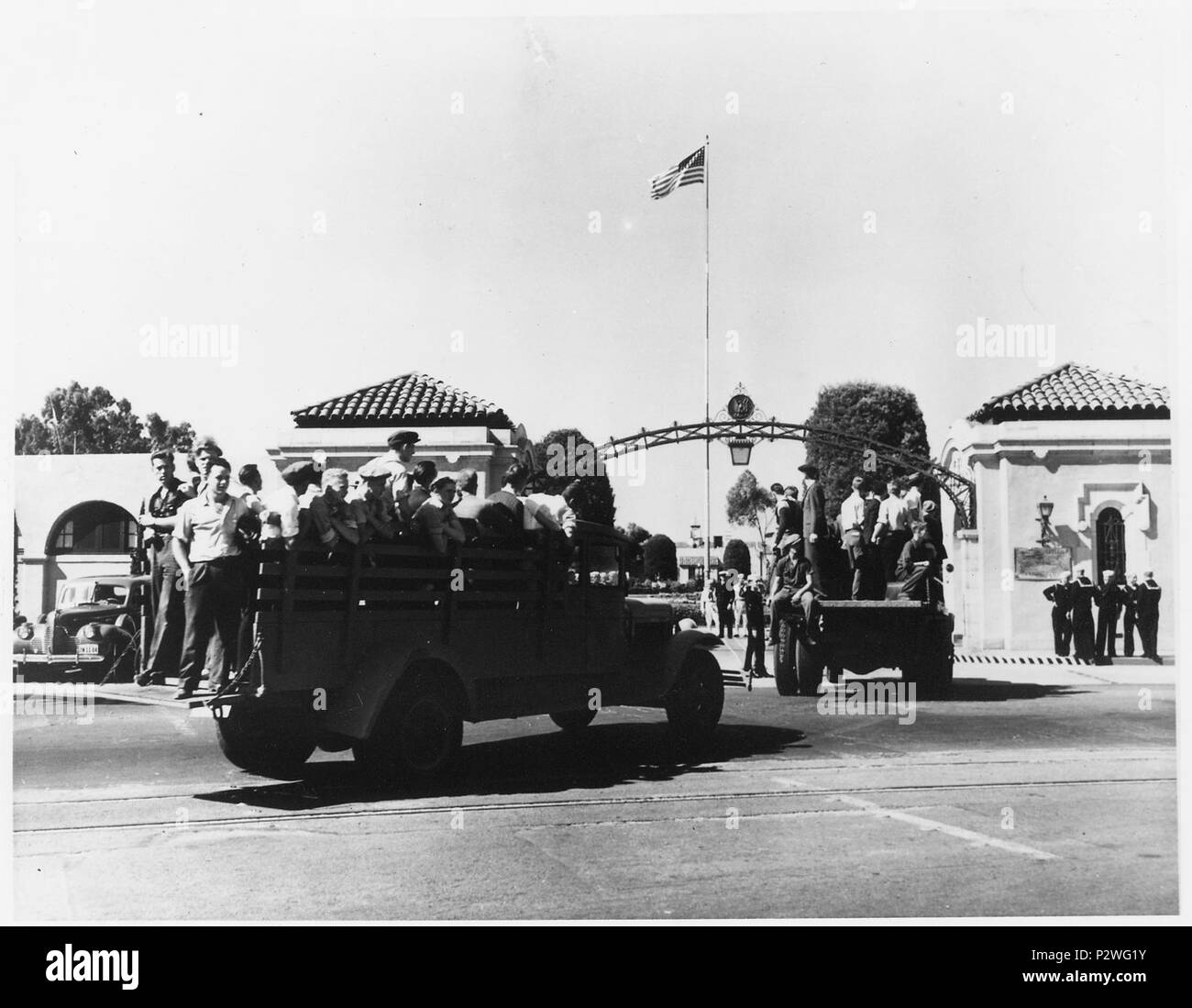 (Lkw-Ladungen von Rekruten in das Depot durch den Haupteingang rekrutieren am Naval Training Center, San gebracht werden... - Stockfoto