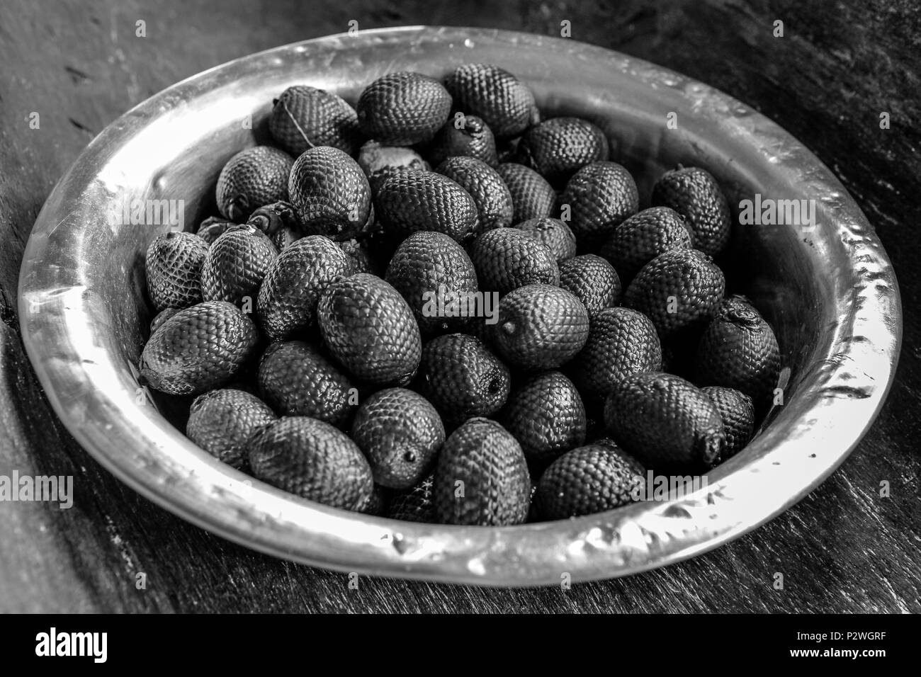 Nahaufnahme von frischen' buriti Frucht innerhalb Metall Schüssel im Amazonas Regenwald. Stockfoto