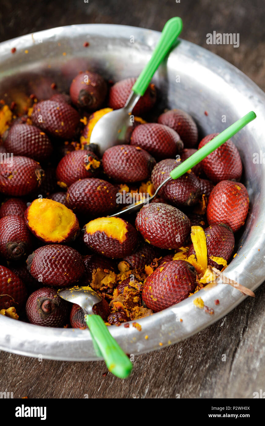 Nahaufnahme von frischen' buriti Frucht mit Löffeln in einer Metallschüssel im Amazonas Regenwald. Stockfoto