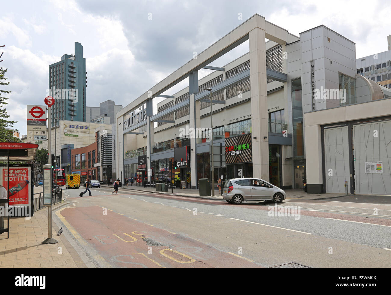 Garratt Lane Eingang zum Wandsworth Southside Shopping Center. 1971 eröffnet und 2004 renoviert, ist es eines der größten Einkaufszentren in Großbritannien. Stockfoto