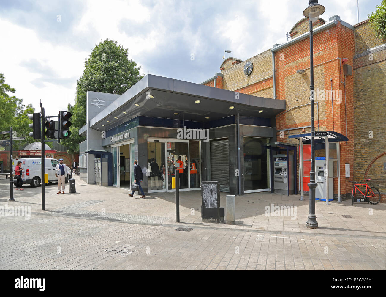 Vor kurzem Eingang in Wandsworth Town Bahnhof im Südwesten von London, UK renoviert. Eine wohlhabende Gegend in der Nähe der Innenstadt. Stockfoto