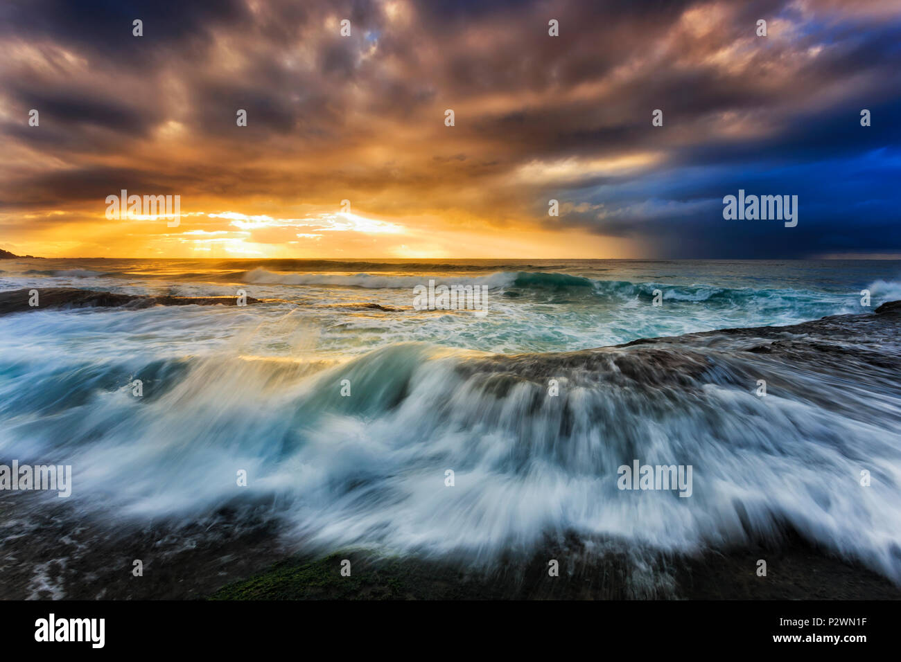 Moody seascape Sonnenaufgang über dem Pazifischen Ozean Horizont aus bungan Strand auf Sydney Northern Beaches bei stürmischem Wetter. Stockfoto