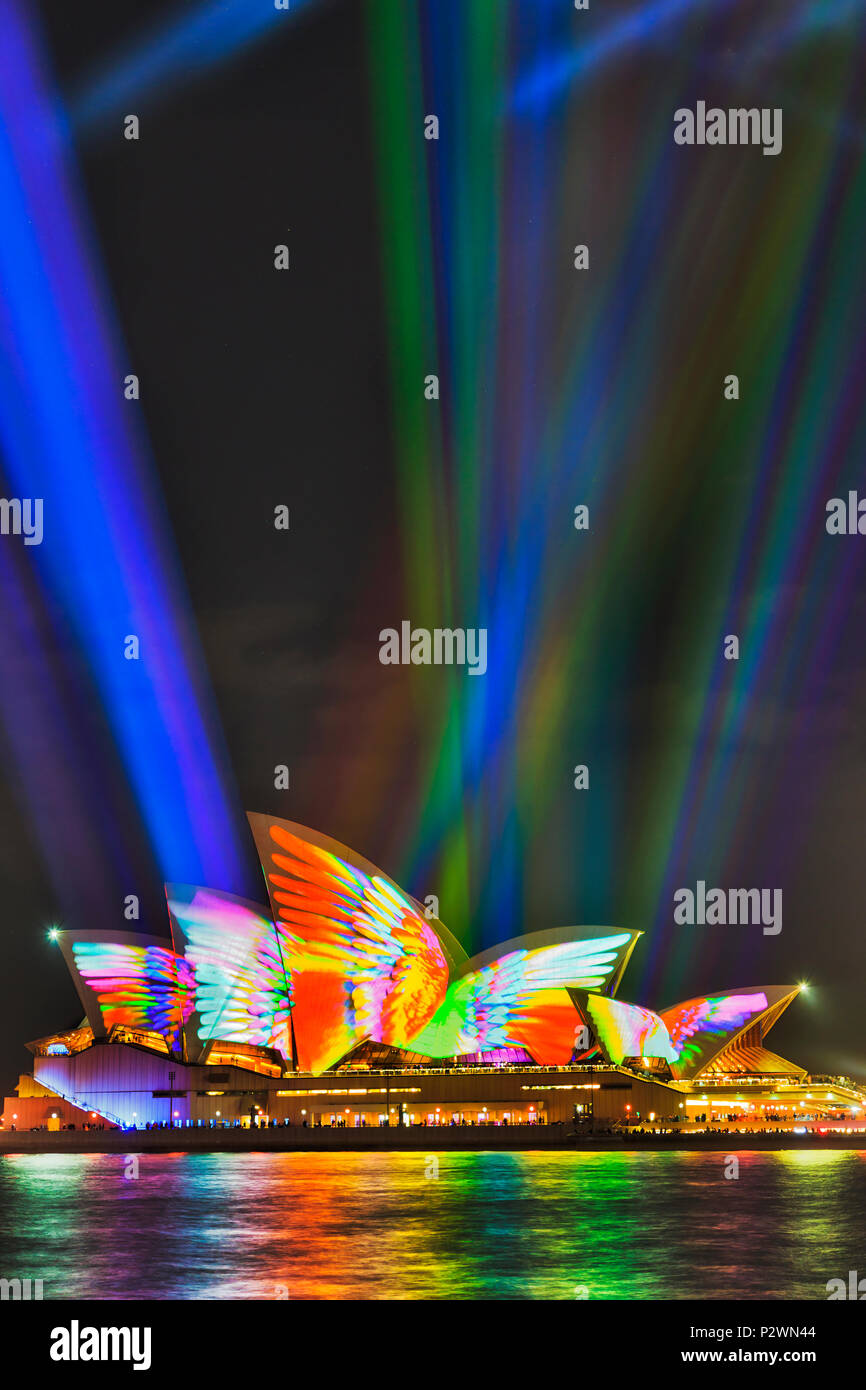 Sydney, Australien - 25. Mai, 2018: die Stadt Sydney Wahrzeichen von Sydney Opera House am Hafen am Wasser während der jährlichen Light Show aus Licht und Ideen in Brig. Stockfoto