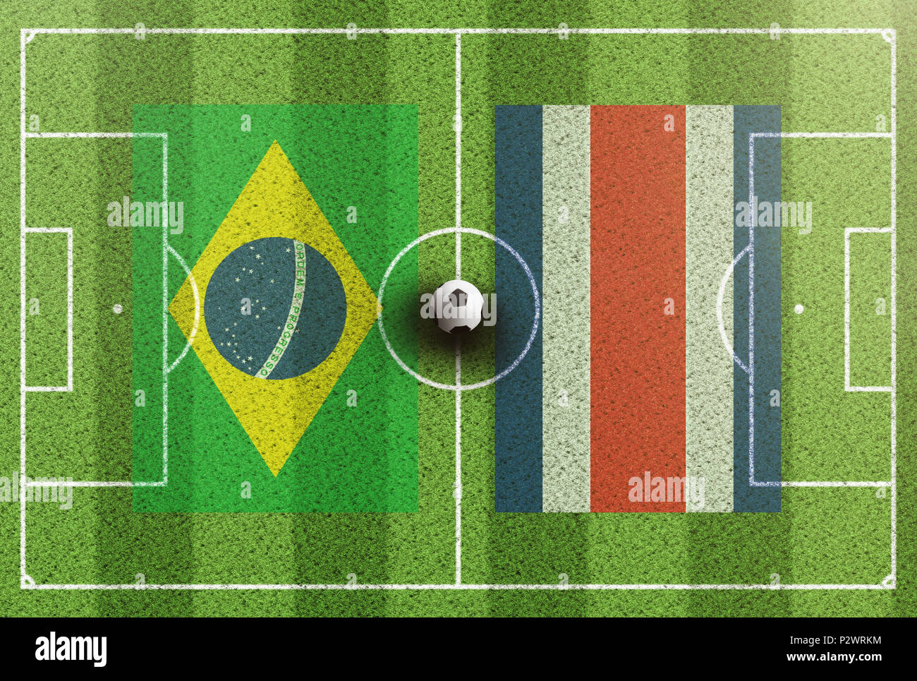Blick von oben auf die grünen Fußballplatz mit Fahnen von Brasilien und Costa Rica Stockfoto