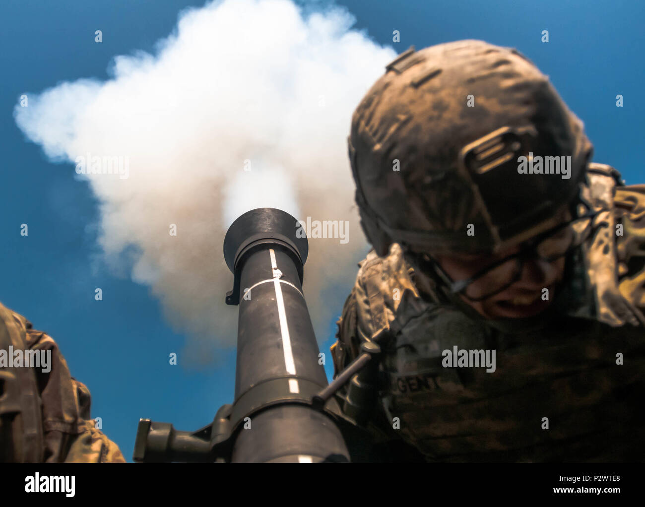 Pvt. Daniel Nugent, eine mortarman mit Hauptsitz und Sitz der Gesellschaft, 1.BATAILLON, 64th Panzer Regiment 1. gepanzerte Brigade Combat Team, 3rd Infantry Division von Ft. Stewart, Ga, feuert eine hoch Explosive 120 mm Mörser runde 12.08.1 während der Übung Sabre Guardian 16 an der Rumänischen Landstreitkräfte Combat Training Center in Cincu, Rumänien. Sabre Guardian ist eine multinationale militärische Übung mit rund 2.800 Soldaten aus zehn Nationen, darunter Armenien, Aserbaidschan, Bulgarien, Kanada, Georgien, die Republik Moldau, Polen, Rumänien, der Ukraine und in den USA (U.S. Armee Foto von SPC. Timothy Ja Stockfoto