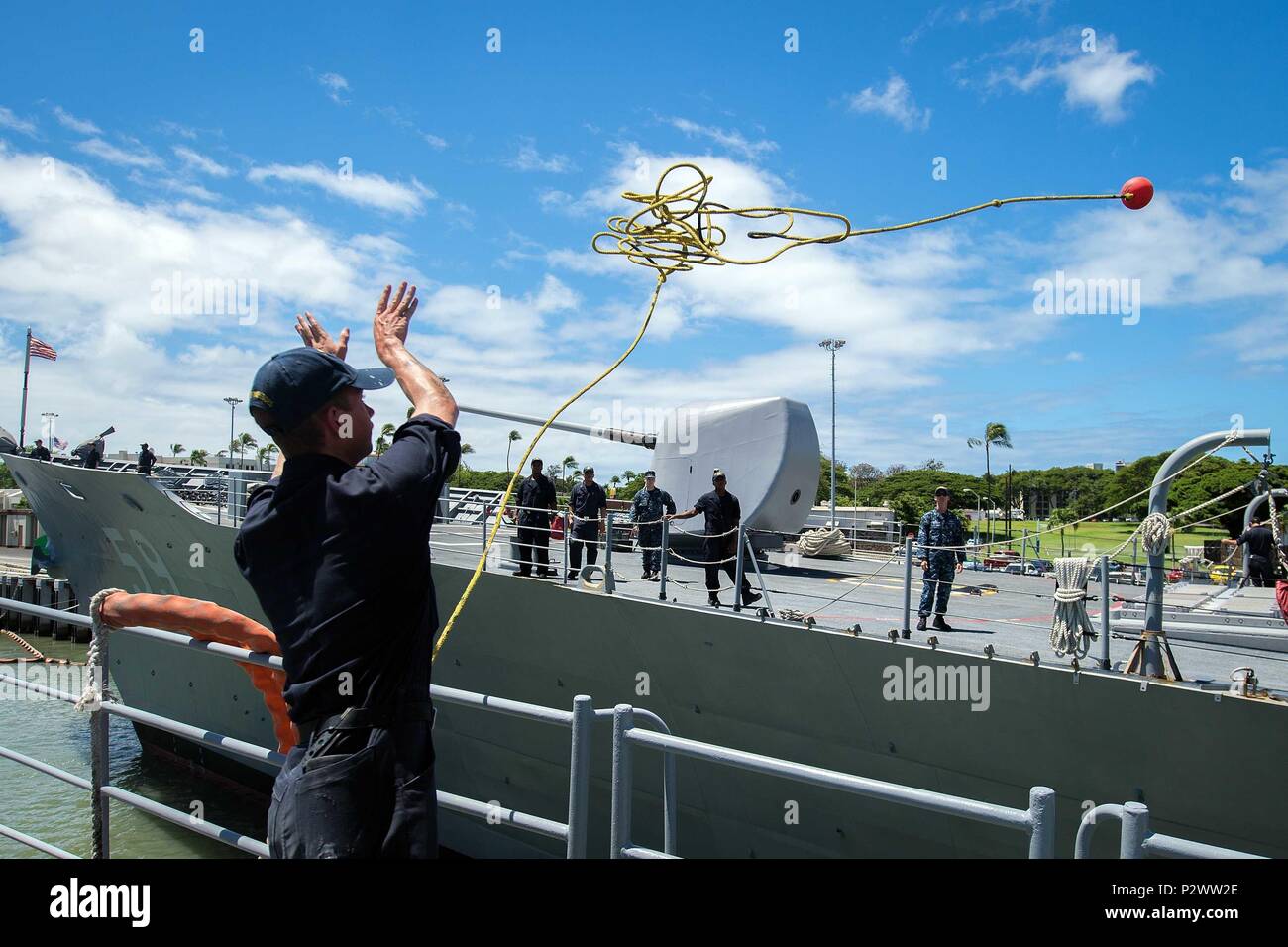 160802-N-EH 218-028 JOINT BASE Pearl Harbor - HICKAM (Aug. 2, 2016) - der bootsmann Mate Seemann Andre Procunier, von Ludlow, Kentucky, wirft eine wurfleine als geführte-missile Cruiser USS Mobile Bay (CG53) bereitet die Moor neben den geführten-missile Cruiser USS Princeton (CG59) Während der Pacific Rim 2016. 26 Nationen, mehr als 40 Schiffe und u-Boote, mehr als 200 Flugzeugen und 25.000 Mitarbeiter an Rimpac vom 30. Juni bis 4. August, in und um die hawaiischen Inseln und Südkalifornien. Die weltweit größte internationale maritime Übung RIMPAC bietet eine einzigartige Stockfoto