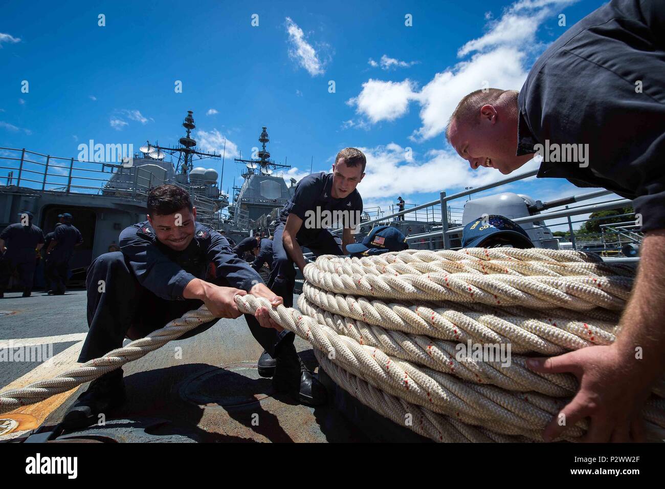 160802-N-EH 218-070 JOINT BASE Pearl Harbor - HICKAM (Aug. 2, 2016) - Segler nachbearbeiten Line an Bord der geführte-missile Cruiser USS Mobile Bay (CG53) nach Liegeplatz neben der geführten-missile Cruiser USS Princeton (CG59), während der Rand der Pazifischen 2016. 26 Nationen, mehr als 40 Schiffe und u-Boote, mehr als 200 Flugzeugen und 25.000 Mitarbeiter an Rimpac vom 30. Juni bis 4. August, in und um die hawaiischen Inseln und Südkalifornien. Die weltweit größte internationale maritime Übung RIMPAC bietet eine einzigartige Gelegenheit, dass Training hilft den Teilnehmern fördern und sust Stockfoto