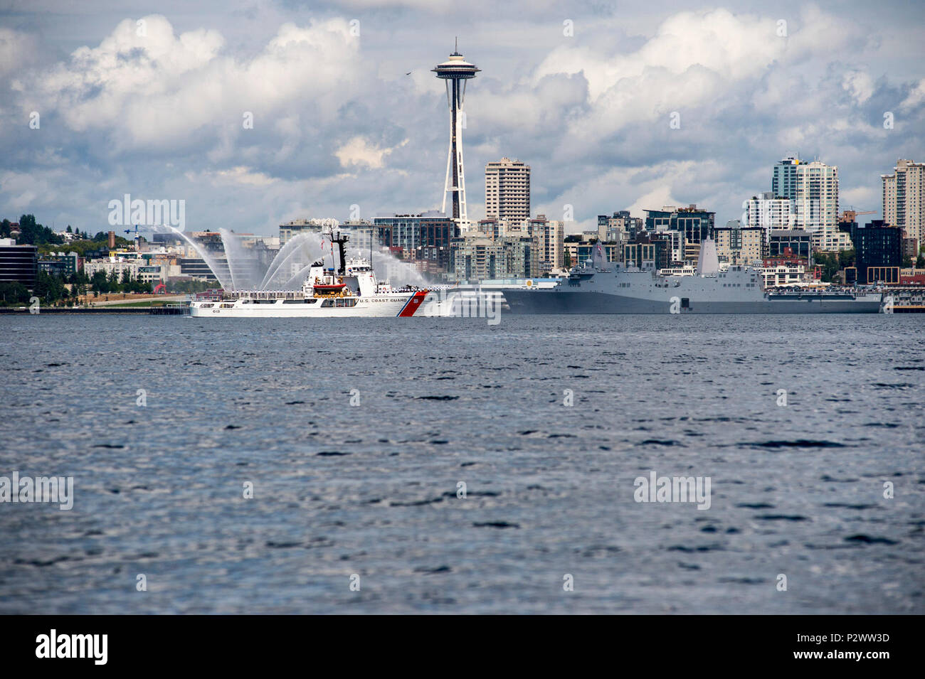 160802-N-ZP 059-053 SEATTLE, Washington (Aug. 2, 2016) - der U.S. Coast Guard Cutter Aktiv (WMEC 618) und die San Antonio-Klasse amphibious Transport dock USS Essex (LPD 25) Kreis der Hafen von Seattle Seafair der Flotte während der Woche Parade der Schiffe. Seafair Fleet Week ist eine jährliche Feier des Meeres Dienstleistungen darin Seemänner, Marinesoldaten und Küstenwache vom Besuch der US-Marine und Küstenwache Schiffe und Schiffe aus Kanada machen die Stadt zu einem Hafen des Anrufs. (U.S. Marine Foto von Mass Communication Specialist 2. Klasse Jakob G. Sisco/Freigegeben) Stockfoto