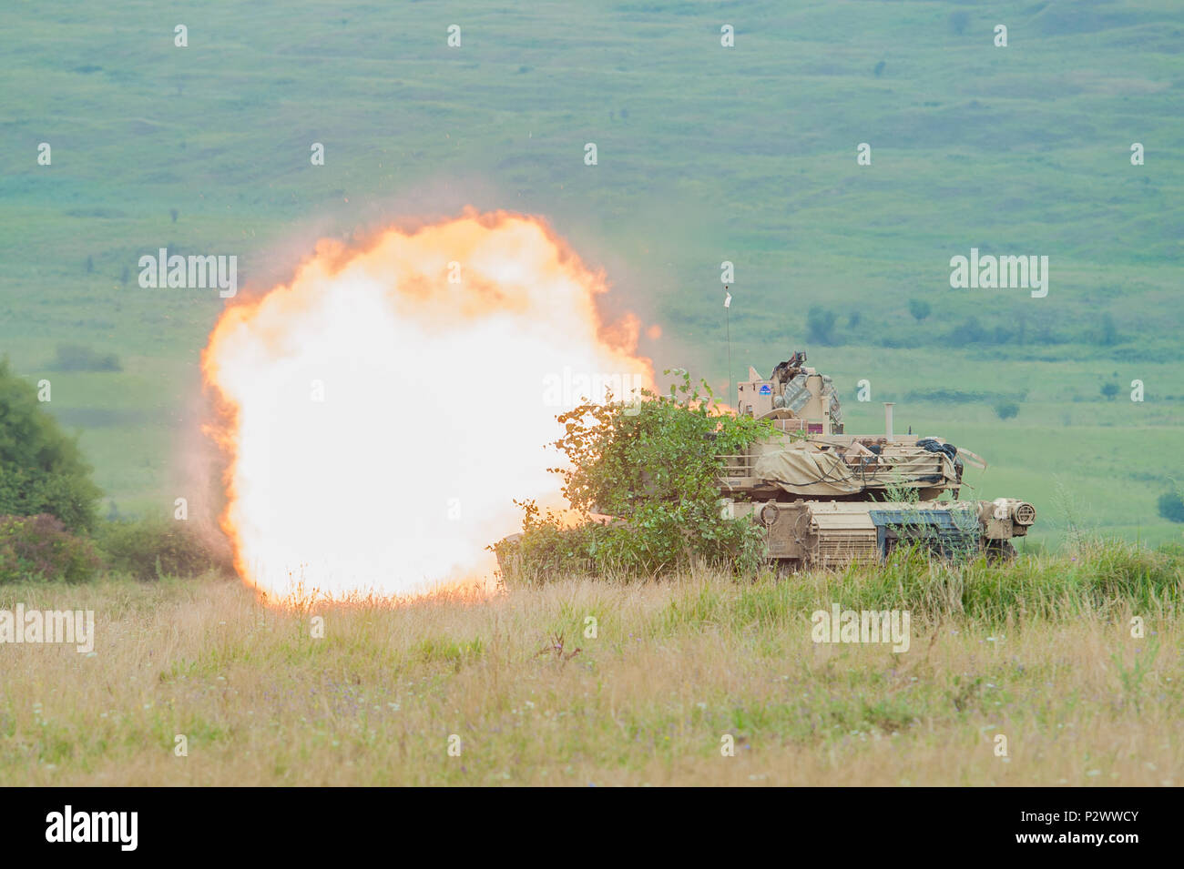 Soldaten mit Delta Unternehmen, 3.BATAILLON, 116 Cavalry Brigade Combat Team live fire Übung in einem M1A2 Abrams Panzer Verhalten während der Übung Sabre Guardian 16 an der Rumänischen Land Force Combat Training Center (RLF-CTC) in Cincu, Rumänien, August 2. Sabre Guardian ist eine multinationale militärische Übung mit rund 2.800 Soldaten aus zehn Nationen, darunter Armenien, Aserbaidschan, Bulgarien, Kanada, Georgien, die Republik Moldau, Polen, Rumänien, der Ukraine und den USA die Übung konzipiert ist multinational, regionale und gemeinsame Partnerschaft Kapazität durch die Verbesserung der militärischen Beziehungen aufbauen Stockfoto