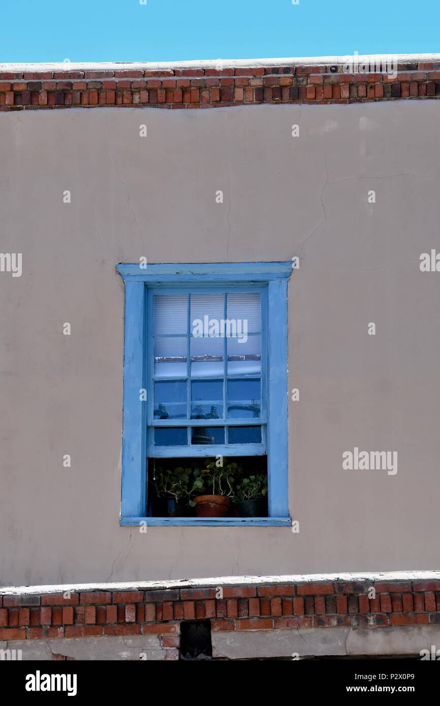 Fenster in einem Adobe style house in Santa Fe Stockfoto