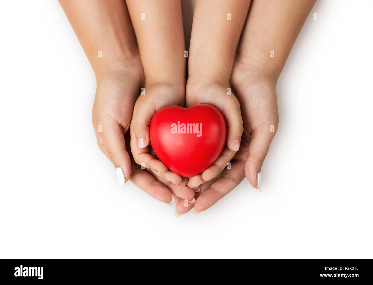 Liebe Familie Konzept In Der Nahe Von Mutter Und Kinder Hande Halten Roten Gummi Herz Zusammen Auf Weissem Hintergrund Stockfotografie Alamy