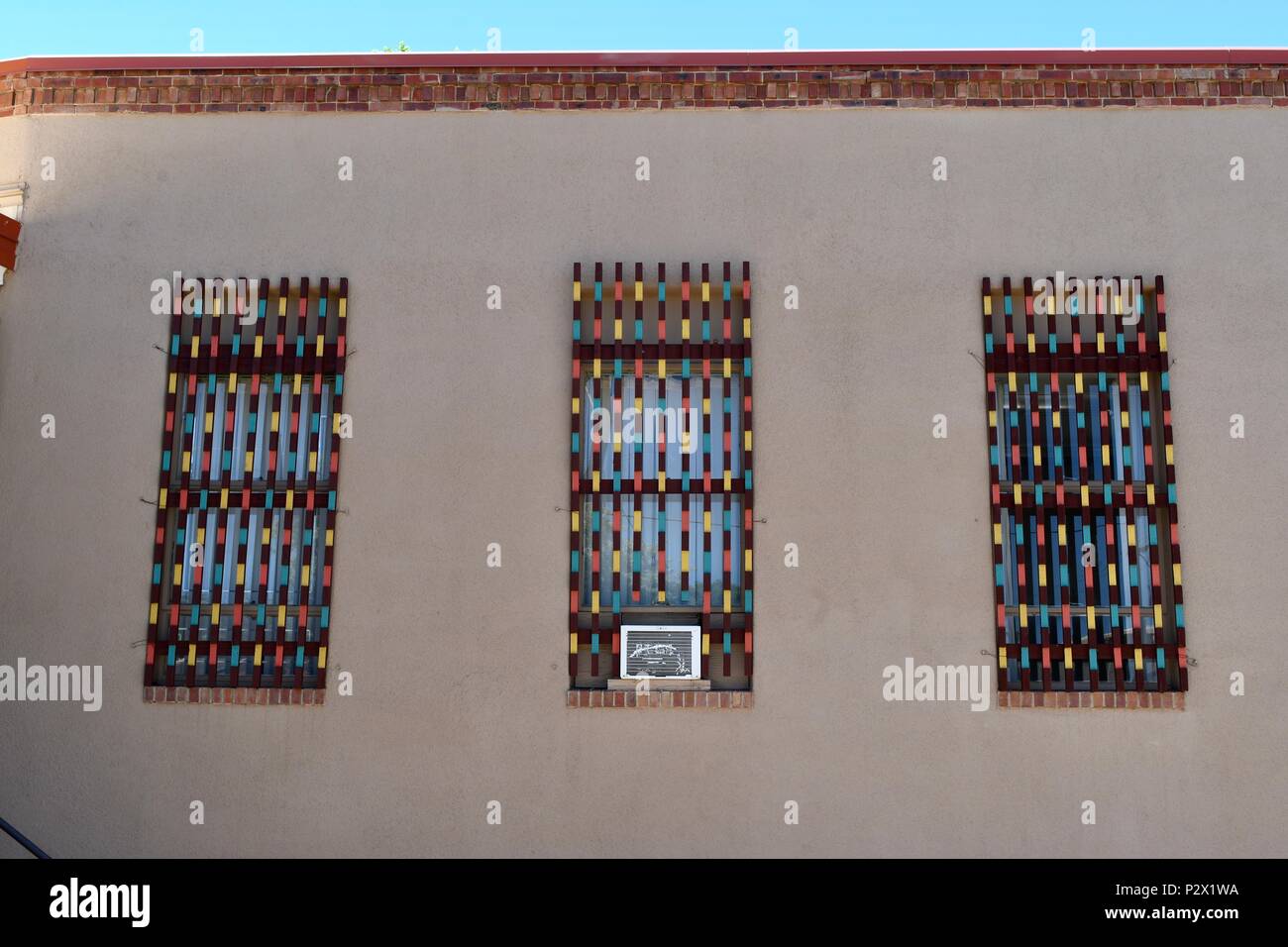 Bunte leisten auf die Fenster der New-Mexico Museum der Kunst Stockfoto