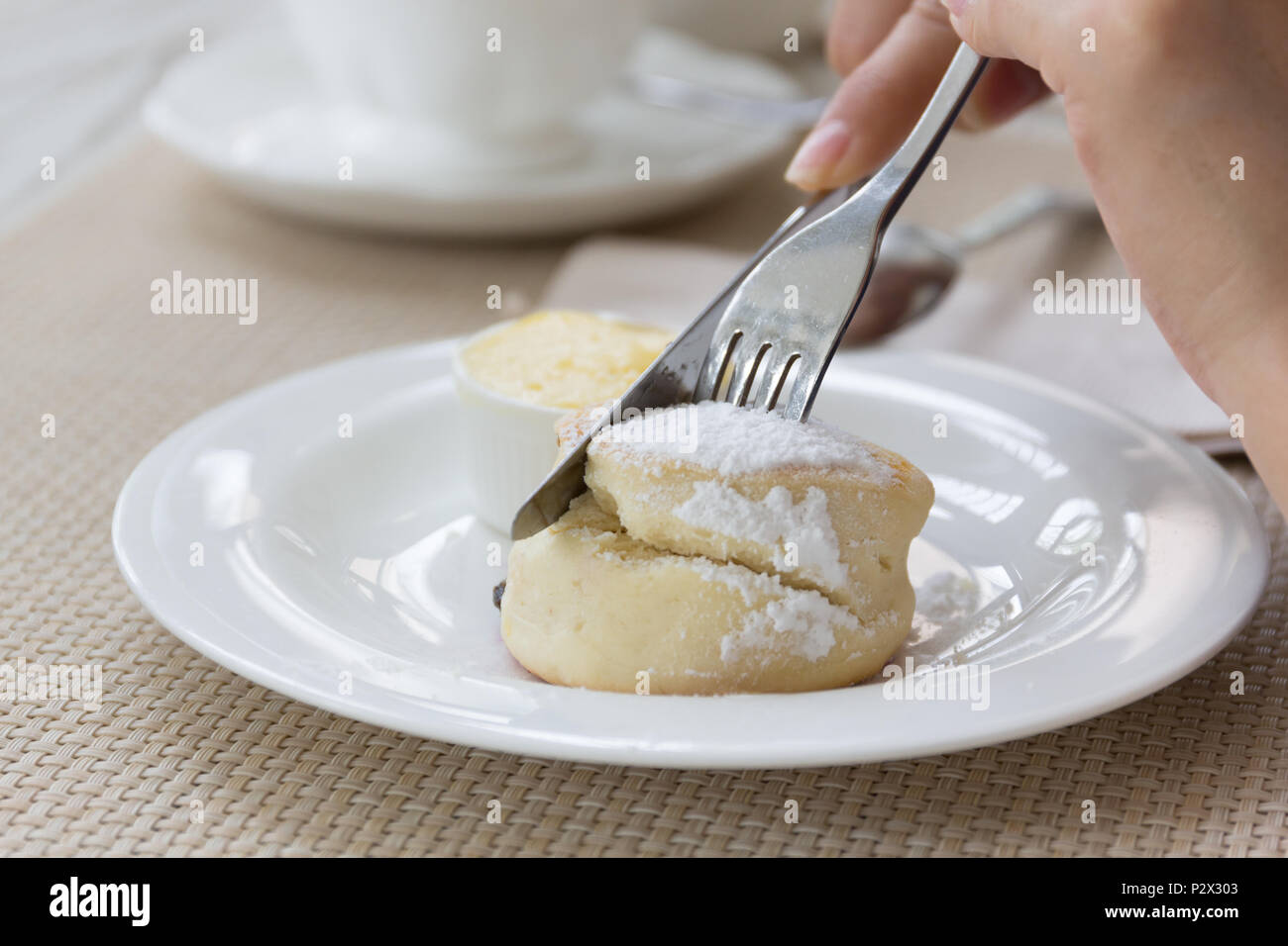 Luxus Nachmittagstee mit Dessert auf Holztisch. Stockfoto