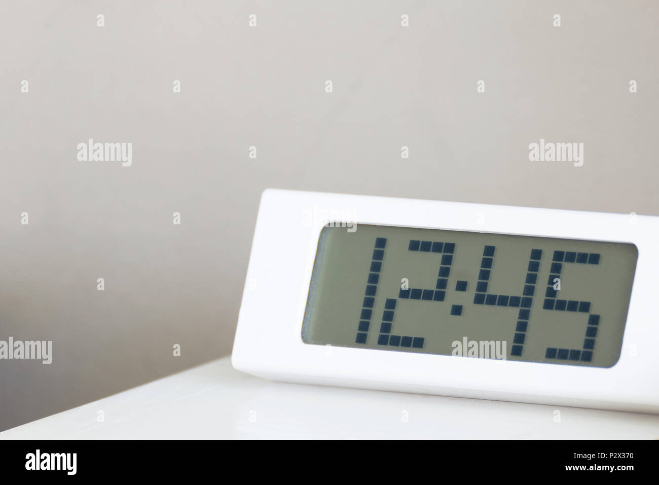 Weisse Uhr digitale Moderne am weißen Tisch im Schlafzimmer Stockfotografie  - Alamy
