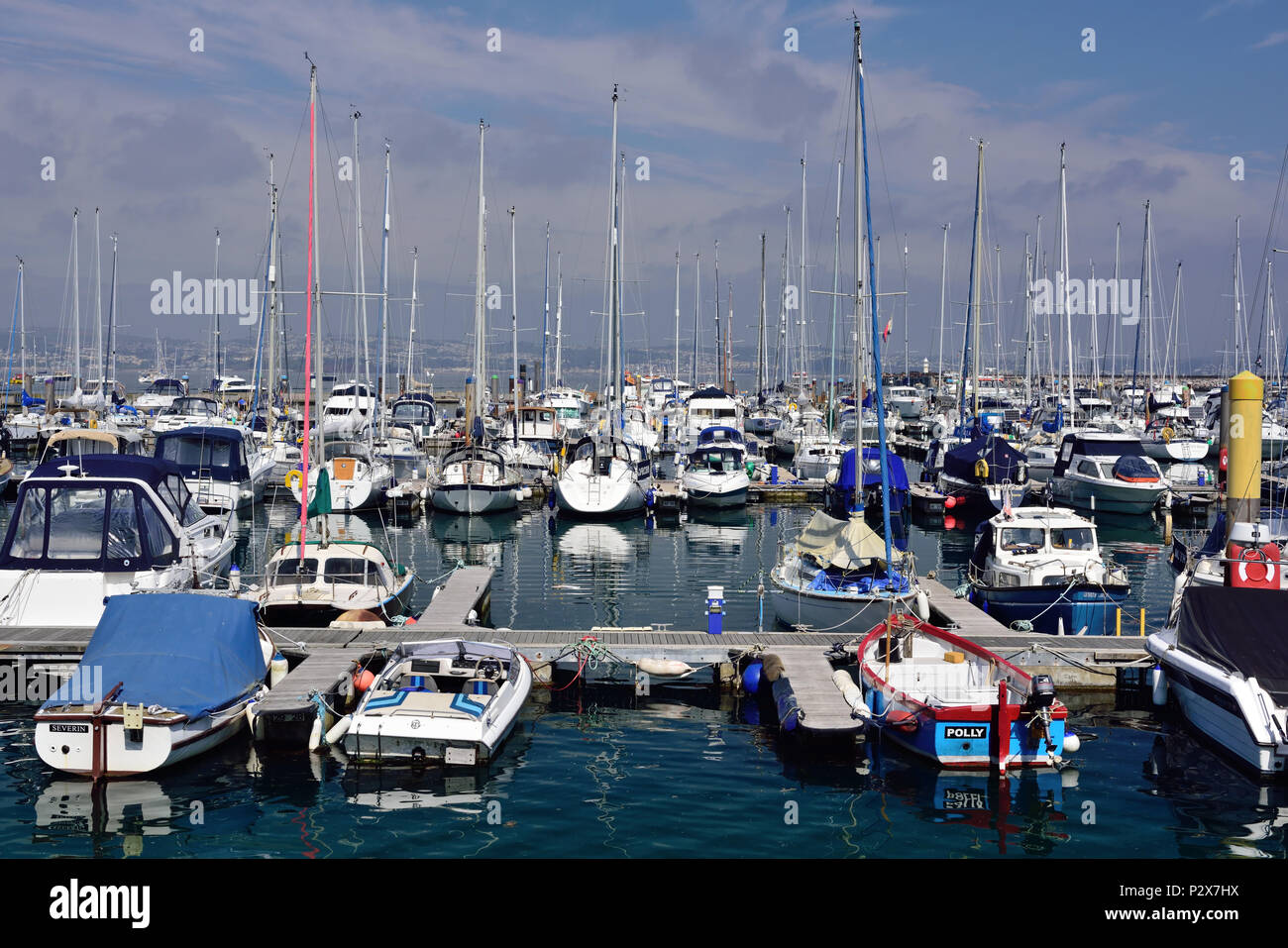 Boote im Hafen von Brixham. Stockfoto