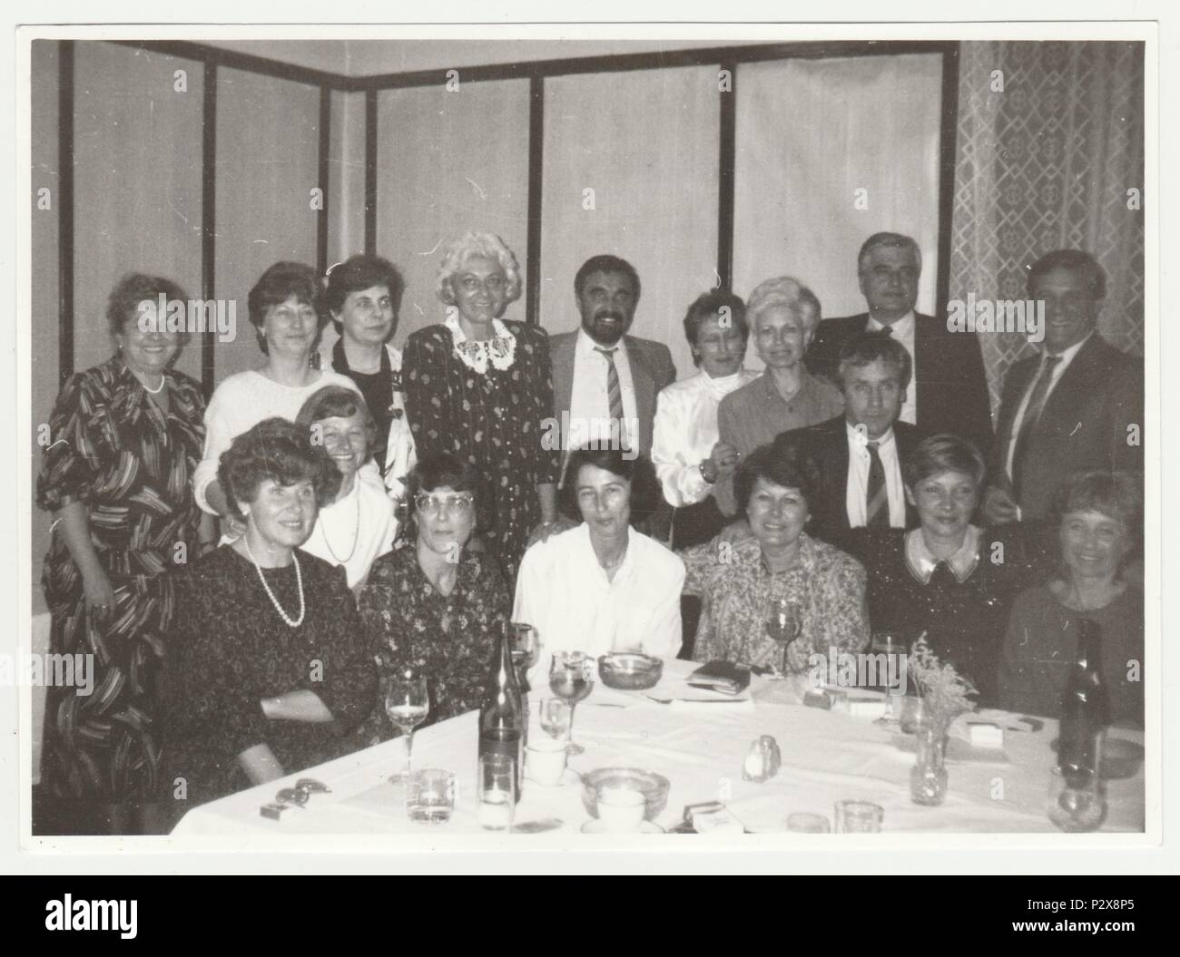 Die tschechoslowakische SOZIALISTISCHE REPUBLIK - ca. 1980 s: Vintage Foto zeigt Menschen in Innenräumen dar. Kleine Party mit Wein. Fotografie aus der kommunistischen Ära. Retro Schwarz/Weiß-Fotografie. Stockfoto