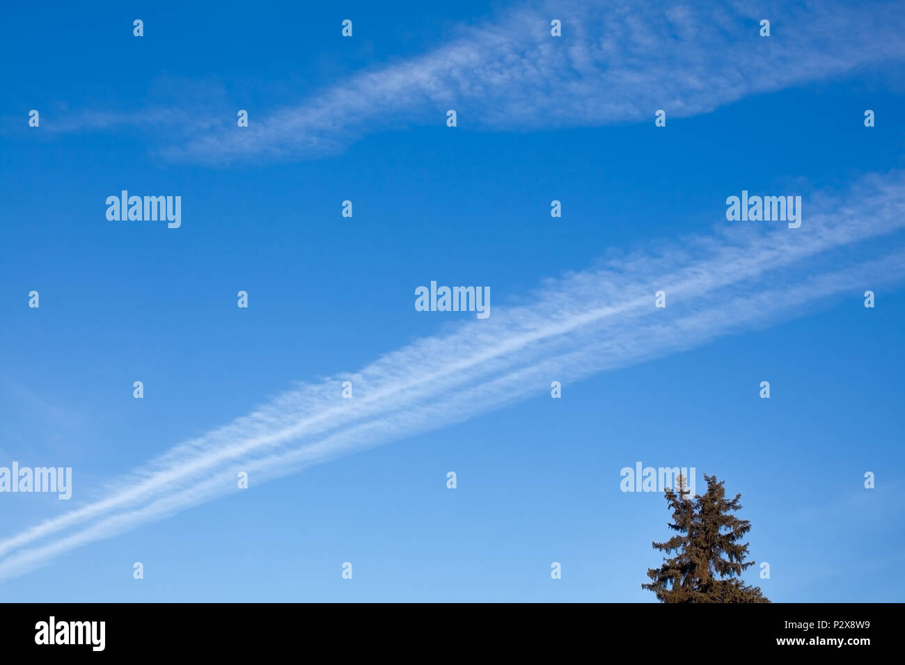 Blauer Himmel mit gestreifte Wolken. Kondensstreifen. Stockfoto