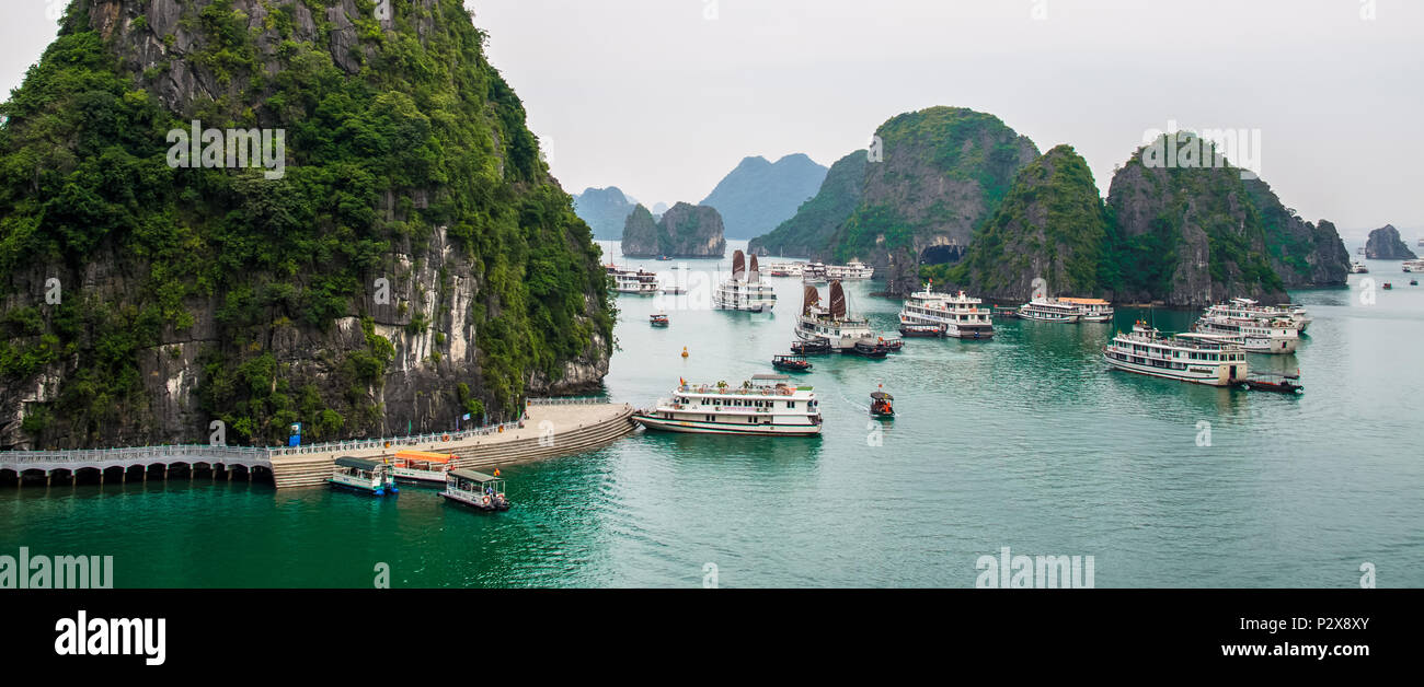 Halong Bay, Vietnam - November 4,2017: die malerische Landschaft mit Blick auf den Hafen Kreuzfahrt in der Halong Bucht von der Überraschung Höhle (Sung Sot Höhle), Vietnam. Stockfoto