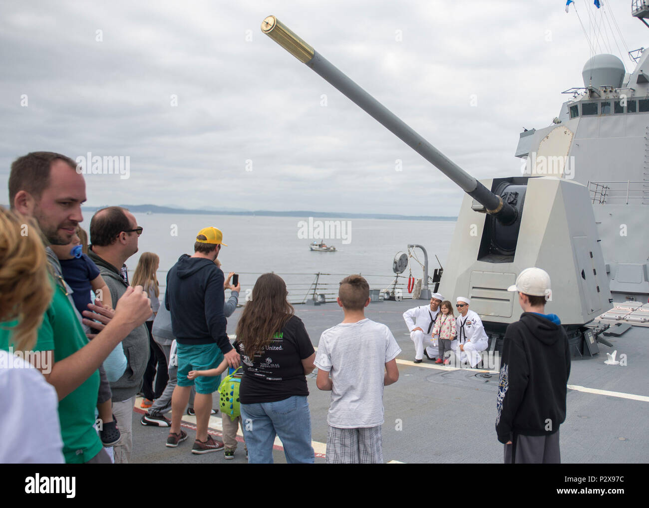 160806-N-LQ 926-109 SEATTLE, Washington (Aug. 6, 2016) - Hospital Corpsman 1. Klasse Justin C. Cayetano und Gas Turbine Systems Techniker Feuerwehrleute Christian B. Bautista posieren für Fotos während einer Tour an Bord an Bord der Arleigh-Burke-Klasse Lenkwaffen-zerstörer USS Gridley (DDG101) im Hafen von Seattle Seafair Flotte Woche. Seafair Fleet Week ist eine jährliche Feier des Meeres Dienstleistungen darin Seemänner, Marinesoldaten und Küstenwache vom Besuch der US-Marine und Küstenwache Schiffe und Schiffe aus Kanada machen die Stadt zu einem Hafen des Anrufs. (U.S. Marine Foto von Mass Communication Specialist 2. Klasse Alex Van't Le Stockfoto