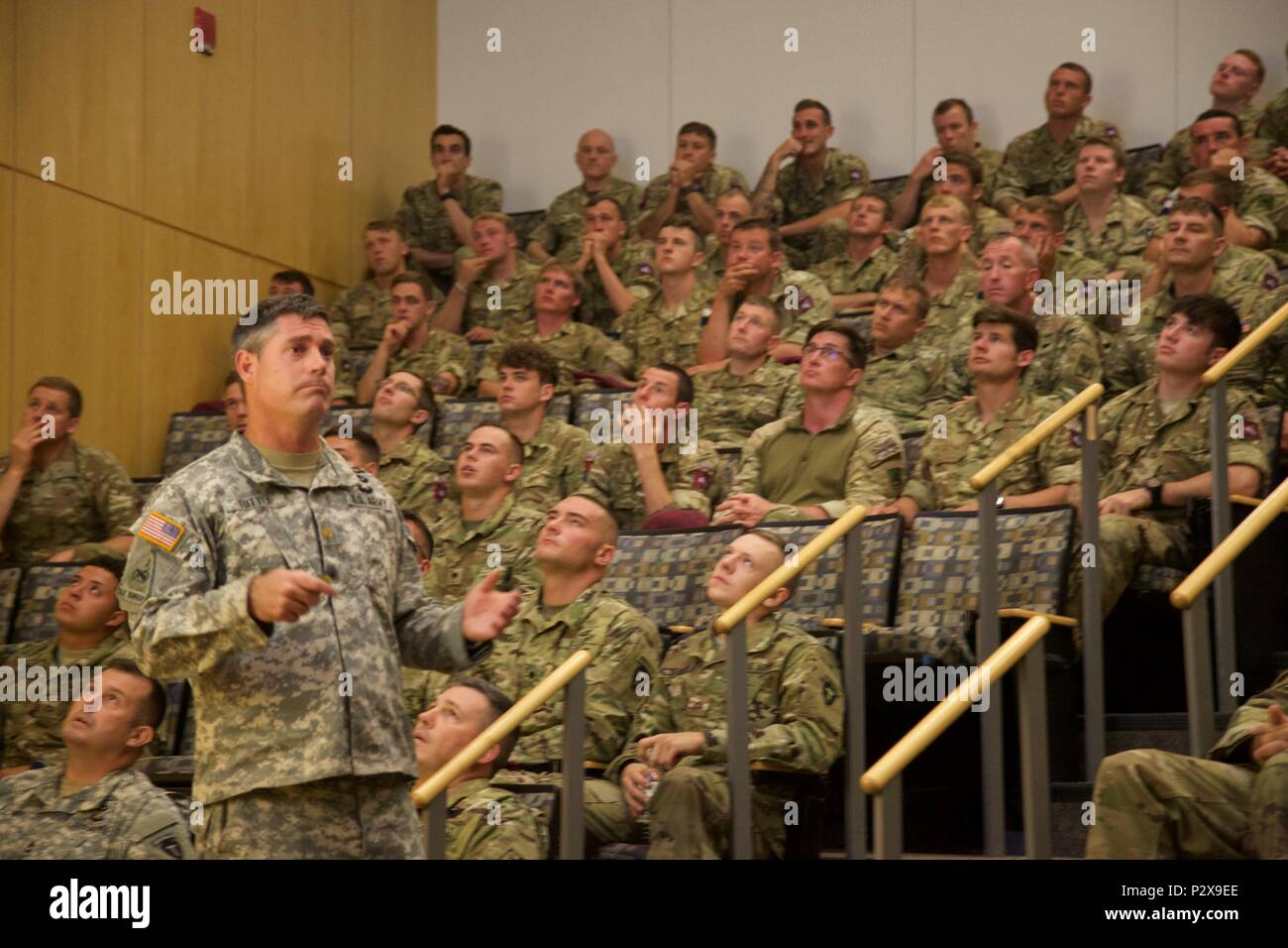 Us-Armee Maj. Bill Tuttle, zu der 56 Truppe Befehl zugewiesen, gibt ein Briefing zu einer Gruppe von US-Armee und Partner Nation Fallschirmjäger an der Universität von Rhode Island, West Kingston, R.I., August 5, 2016. Leapfest ist der größte und am längsten bestehende, internationale statische Linie Fallschirm Training und Wettbewerb veranstaltet vom 56. Truppe den Befehl, Rhode-Island Army National Guard hohe technische Ausbildung zu fördern und Korpsgeist innerhalb der internationalen Gemeinschaft in der Luft. (U.S. Armee Foto von Sgt. Austin Berner/Freigegeben) Stockfoto