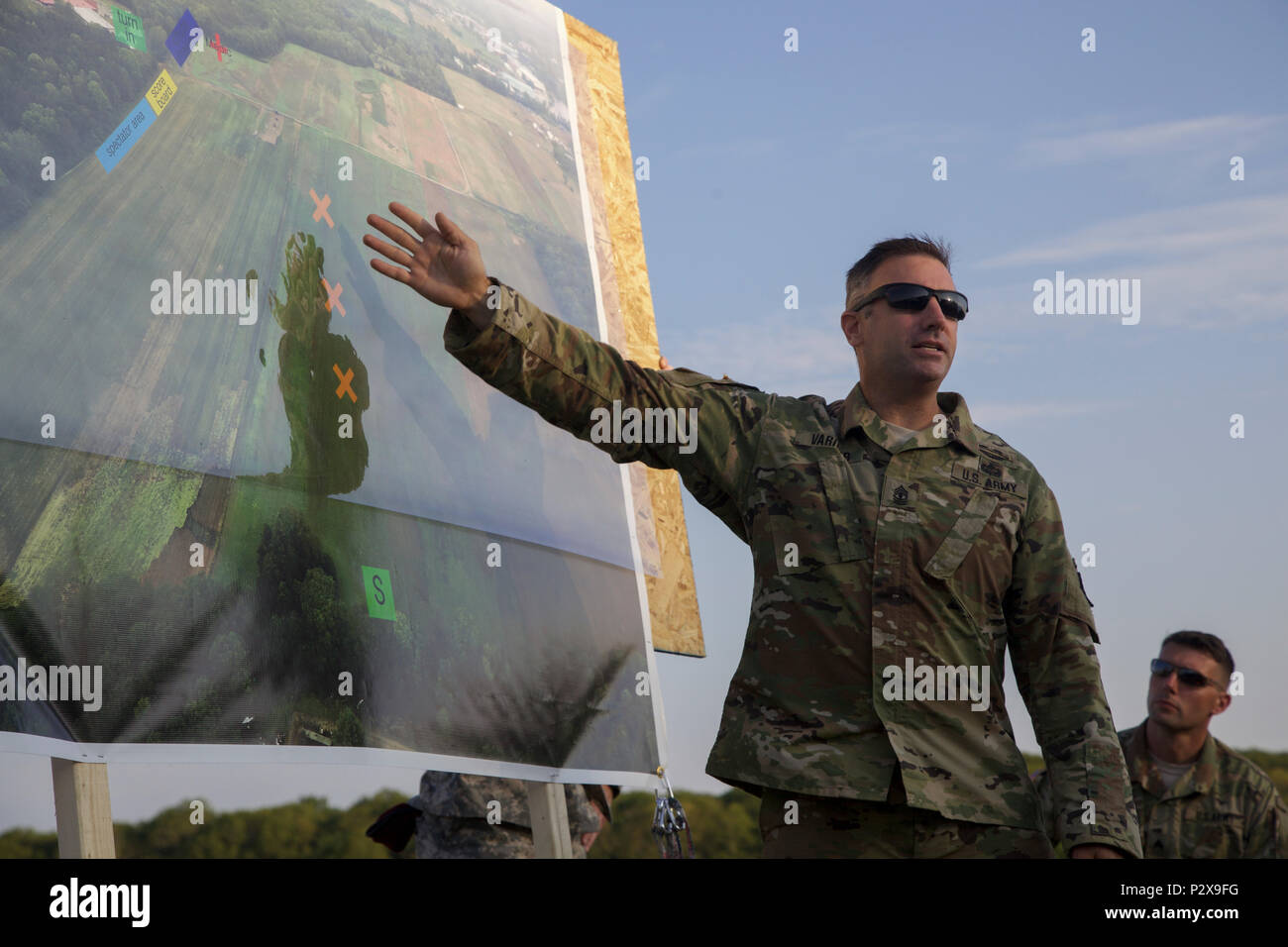 Us Army 1st Sgt. Donald Varieur, Charlie Company, 1/143 rd Airborne Infanterie Regiment zugeordnet geht über die Drop Zone mit einer Gruppe von US-Armee und Partner Nation Fallschirmjäger während Leapfest 2016 an der Universität von Rhode Island, West Kingston, R.I., August 6, 2016. Leapfest ist der größte und am längsten bestehende, internationale statische Linie Fallschirm Training und Wettbewerb veranstaltet vom 56. Truppe den Befehl, Rhode-Island Army National Guard hohe technische Ausbildung zu fördern und Korpsgeist innerhalb der internationalen Gemeinschaft in der Luft. (U.S. Armee Foto von Sgt. Austin Berner/Rel Stockfoto