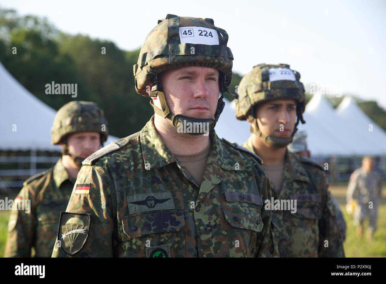 Eine Gruppe deutscher Fallschirmjäger führt Vor-sprung Operationen während Leapfest 2016 an der Universität von Rhode Island, West Kingston, R.I., August 6, 2016. Leapfest ist der größte und am längsten bestehende, internationale statische Linie Fallschirm Training und Wettbewerb veranstaltet vom 56. Truppe den Befehl, Rhode-Island Army National Guard hohe technische Ausbildung zu fördern und Korpsgeist innerhalb der internationalen Gemeinschaft in der Luft. (U.S. Armee Foto von Sgt. Austin Berner/Freigegeben) Stockfoto