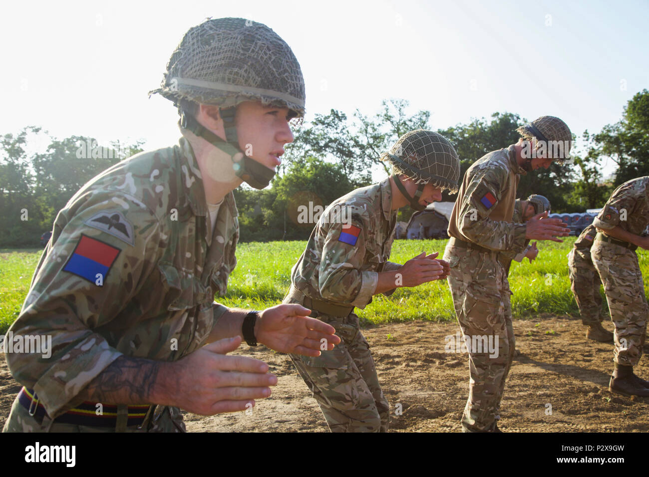 Eine Gruppe von britischen Fallschirmjägern führt Vor-sprung Operationen während Leapfest 2016 an der Universität von Rhode Island, West Kingston, R.I., August 6, 2016. Leapfest ist der größte und am längsten bestehende, internationale statische Linie Fallschirm Training und Wettbewerb veranstaltet vom 56. Truppe den Befehl, Rhode-Island Army National Guard hohe technische Ausbildung zu fördern und Korpsgeist innerhalb der internationalen Gemeinschaft in der Luft. (U.S. Armee Foto von Sgt. Austin Berner/Freigegeben) Stockfoto