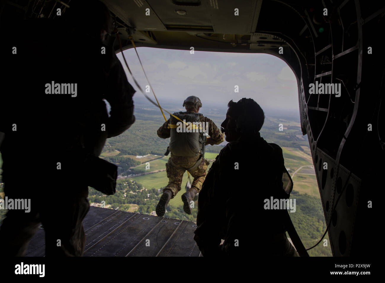 Eine Italienische Fallschirmjäger springt von einer CH-47 F Chinook Hubschrauber während Leapfest 2016 an der Universität von Rhode Island, West Kingston, R.I., August 6, 2016. Leapfest ist der größte und am längsten bestehende, internationale statische Linie Fallschirm Training und Wettbewerb veranstaltet vom 56. Truppe den Befehl, Rhode-Island Army National Guard hohe technische Ausbildung zu fördern und Korpsgeist innerhalb der internationalen Gemeinschaft in der Luft. (U.S. Armee Foto von Sgt. Austin Berner/Freigegeben) Stockfoto