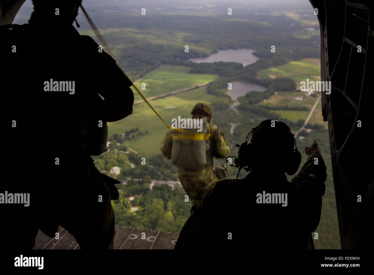 Eine Gruppe von tschechischen Fallschirmjäger springt von einer CH-47 F Chinook Hubschrauber während Leapfest 2016 an der Universität von Rhode Island, West Kingston, R.I., August 6, 2016. Leapfest ist der größte und am längsten bestehende, internationale statische Linie Fallschirm Training und Wettbewerb veranstaltet vom 56. Truppe den Befehl, Rhode-Island Army National Guard hohe technische Ausbildung zu fördern und Korpsgeist innerhalb der internationalen Gemeinschaft in der Luft. (U.S. Armee Foto von Sgt. Austin Berner/Freigegeben) Stockfoto