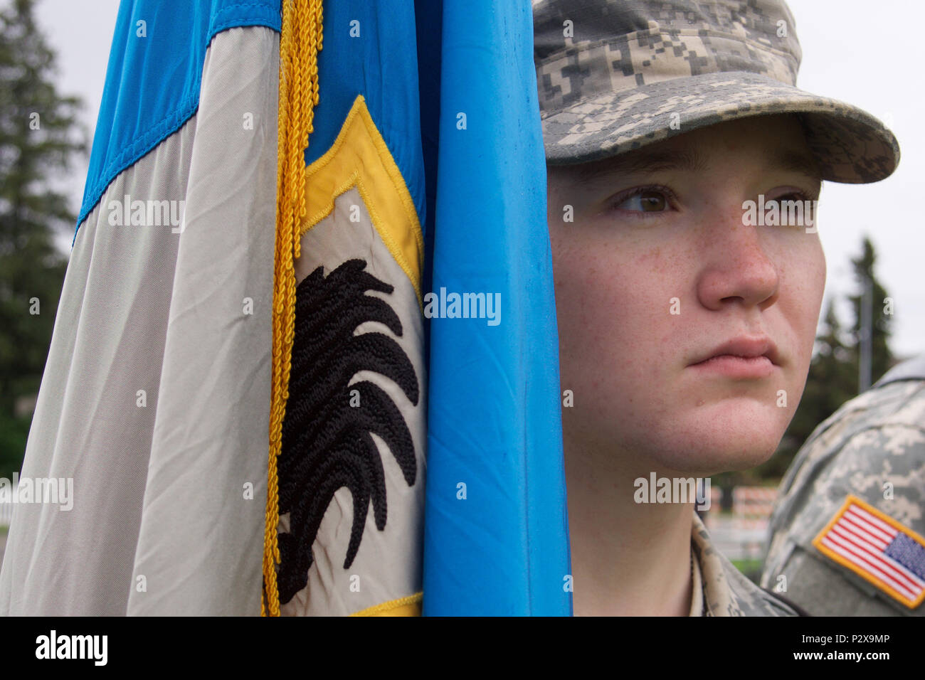 Sophomore Cadet Kevin Sutton, Universität von Alaska Anchorage Armee ROTC, trägt die 297th Schlachtfeld Überwachung Brigade Farben Aug 6, 2016, an der Delaney Park Streifen als Teil einer gemeinsamen ROTC und Alaska Army National Guard Color Guard. Die 297Th BFSB Farben wurden im Rahmen einer Zeremonie in der Innenstadt von Anchorage Veranstaltungsort cased, Deaktivierung und Übergang in die 297Th Region Support Group, die offiziell stattfindet, Sept. 1. (U.S. Army National Guard Foto von Sgt. David Bedard) Stockfoto