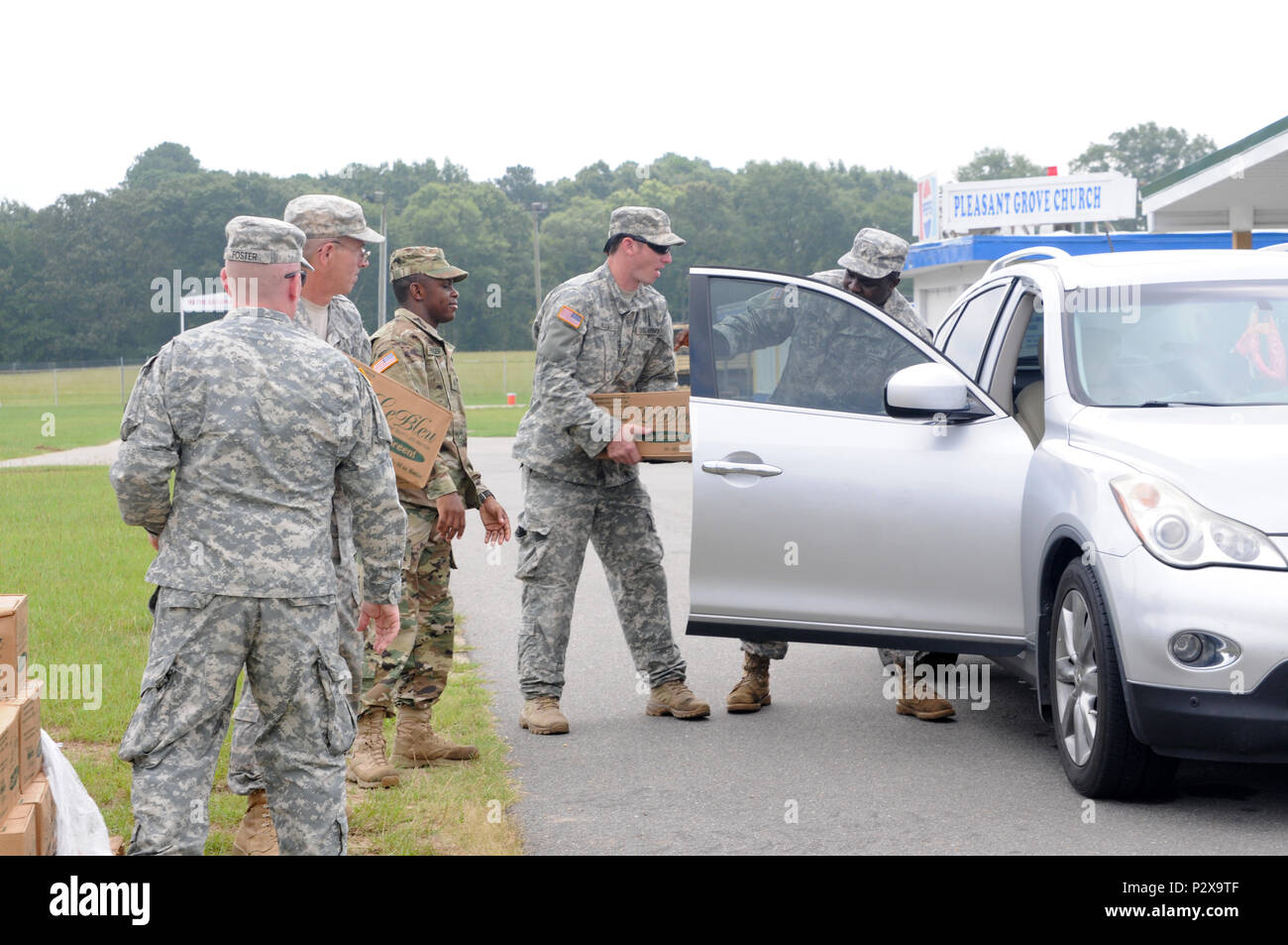 North Carolina National Guard Soldaten zu Alpha Company, 230ste Brigade Support Bataillons, lastfälle von Wasser in einem zivilen Auto während der Vertrieb Training übung verwendet werden Rohstoffe für die Opfer von Naturkatastrophen im Wayne County Fairgrounds am Aug 6, 2016 zu verteilen. Das Training baut eine Zusammenarbeit mit lokalen Notfallmanagement und Ersthelfer die Grafschaft in der Unterstützung der Öffentlichkeit im Falle einer Naturkatastrophe besser vorbereiten. (U.S. Army National Guard Foto von Sgt. Leticia Samuels, 382 Öffentliche Angelegenheiten Ablösung/Freigegeben) Stockfoto