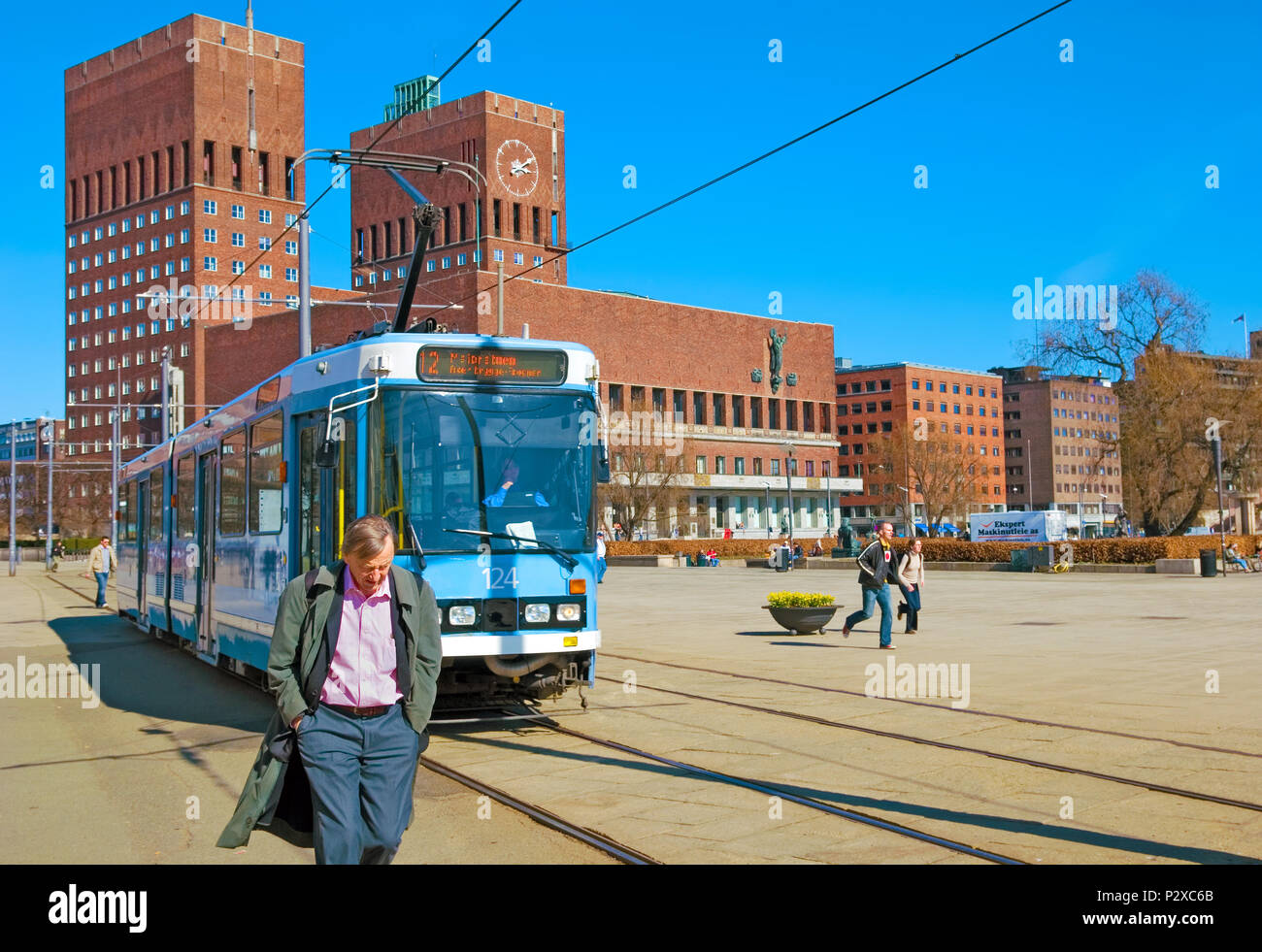 OSLO, Norwegen - 12 April 2010: Straßenbahn im Zentrum von Oslo auf Aker Brygge. Auf dem Hintergrund ist City Hall Stockfoto