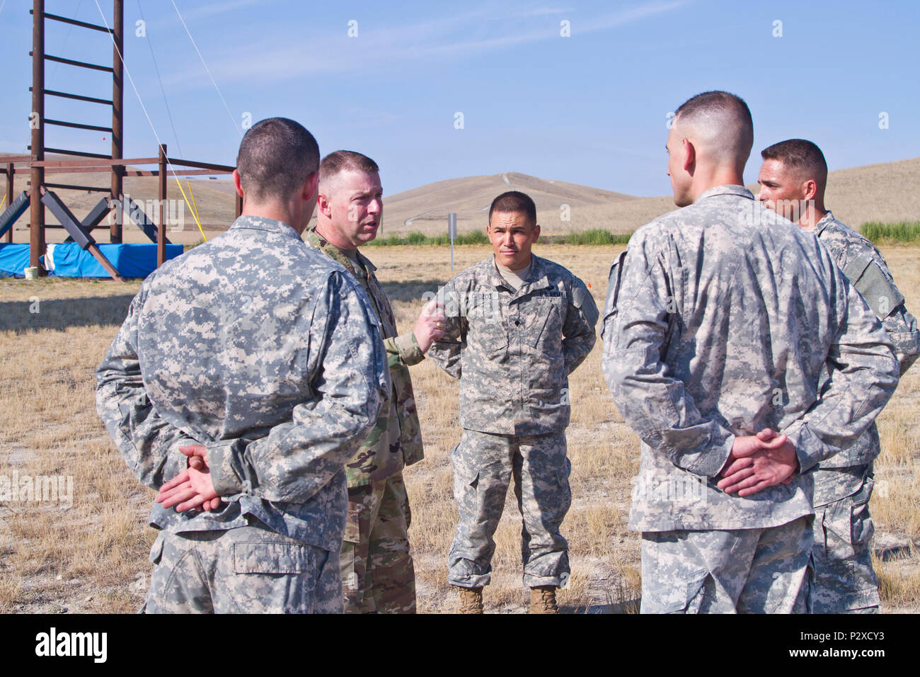 U.S. Army Reserve Command, Command Sergeant Major (Interim), Command Sgt. Maj. James S. Wills spricht mit der USARC besten Krieger Sieger und runner-ups von der BWC-Wettbewerb 2016 nach einem hindernisparcours Training am Fort Harrison, MT, 5. August 2016. Die USARC BWC Sieger von den noncommissioned Officer und Soldat Kategorie gehen durch konsequente Weiterbildung, die bis zu ihrem Auftritt am Fort A.P. Hill noch in diesem Jahr für die Abteilung der Armee BWC. (U.S. Armee finden Foto von Brian Godette, USARC Public Affairs) Stockfoto