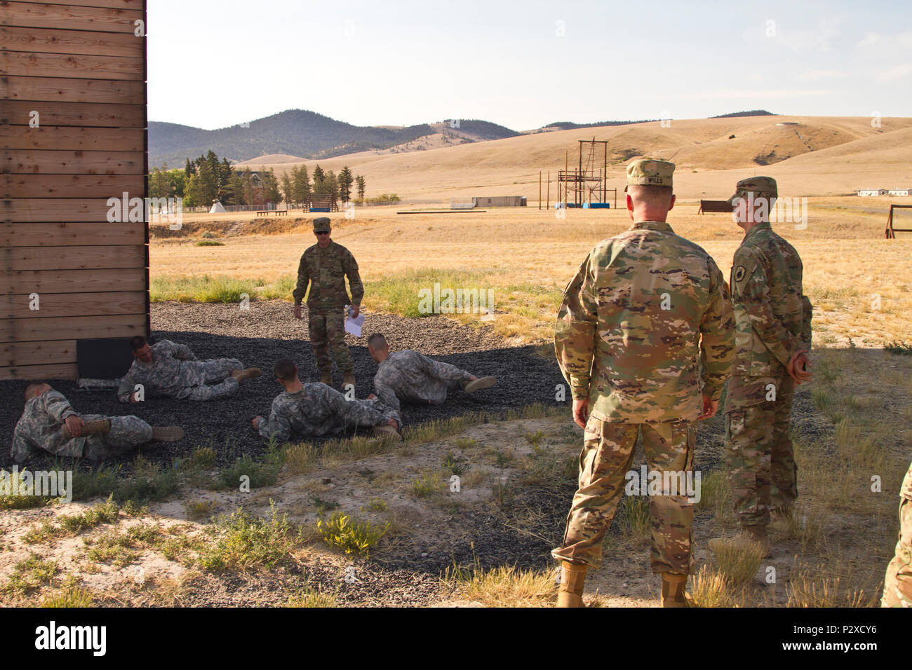 U.S. Army Reserve Command, Command Sergeant Major (Interim), Command Sgt. Maj. James S. Testamente Uhren als USARC besten Krieger Sieger und runner-ups von den 2016 BWC Wettbewerb stretch nach ein Hindernis Kurs am Fort Harrison, MT, 5. August 2016. Die USARC BWC Sieger von den noncommissioned Officer und Soldat Kategorie gehen durch konsequente Weiterbildung, die bis zu ihrem Auftritt am Fort A.P. Hill noch in diesem Jahr für die Abteilung der Armee BWC. (U.S. Armee finden Foto von Brian Godette, USARC Public Affairs) Stockfoto