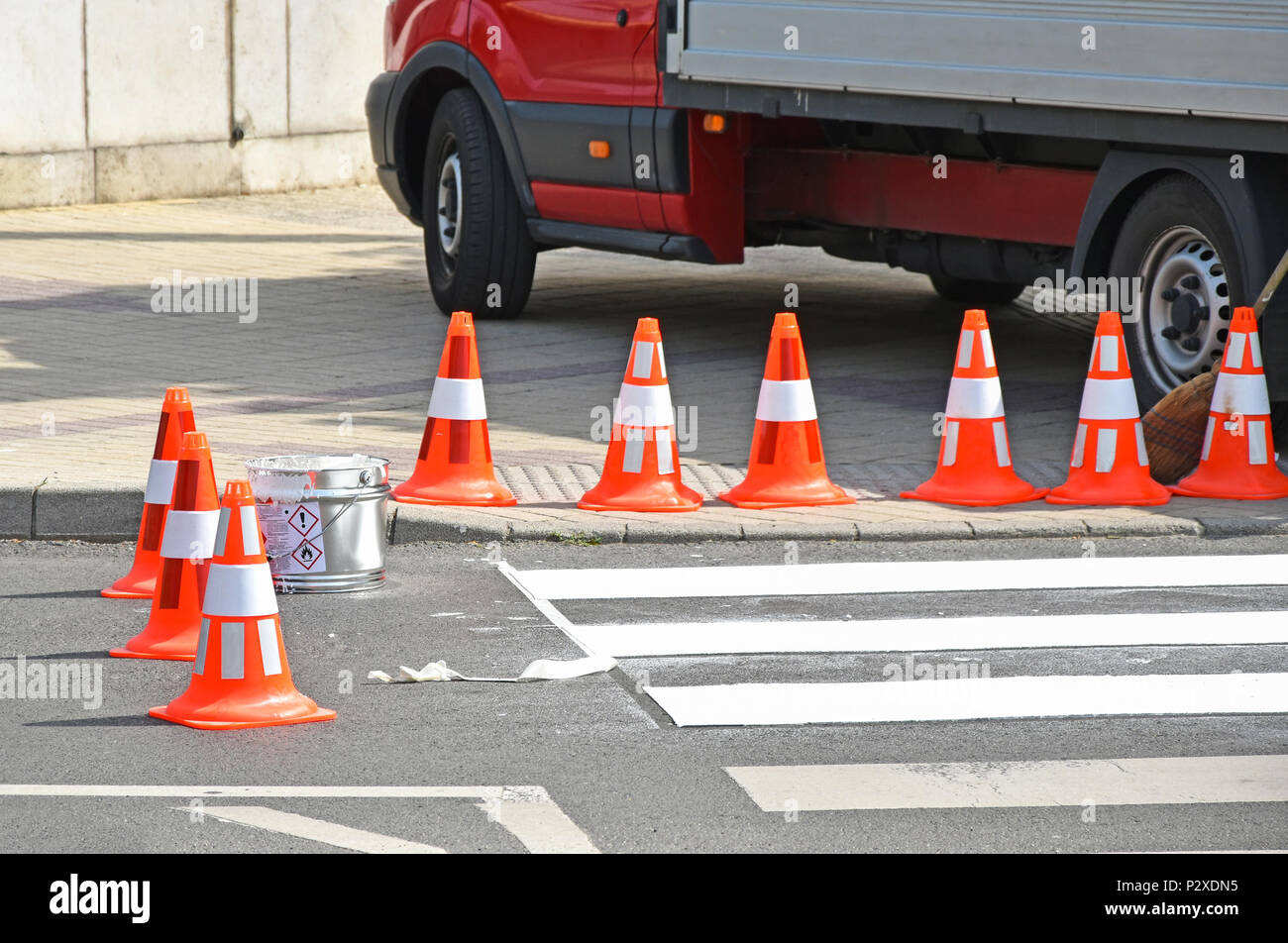 Verkehr Kegel auf der Straße neben einem Zebrastreifen Stockfoto