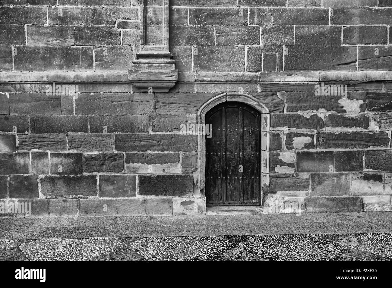 Alte Holztür, Detail eines Eintrags in einer alten Kirche Stockfoto