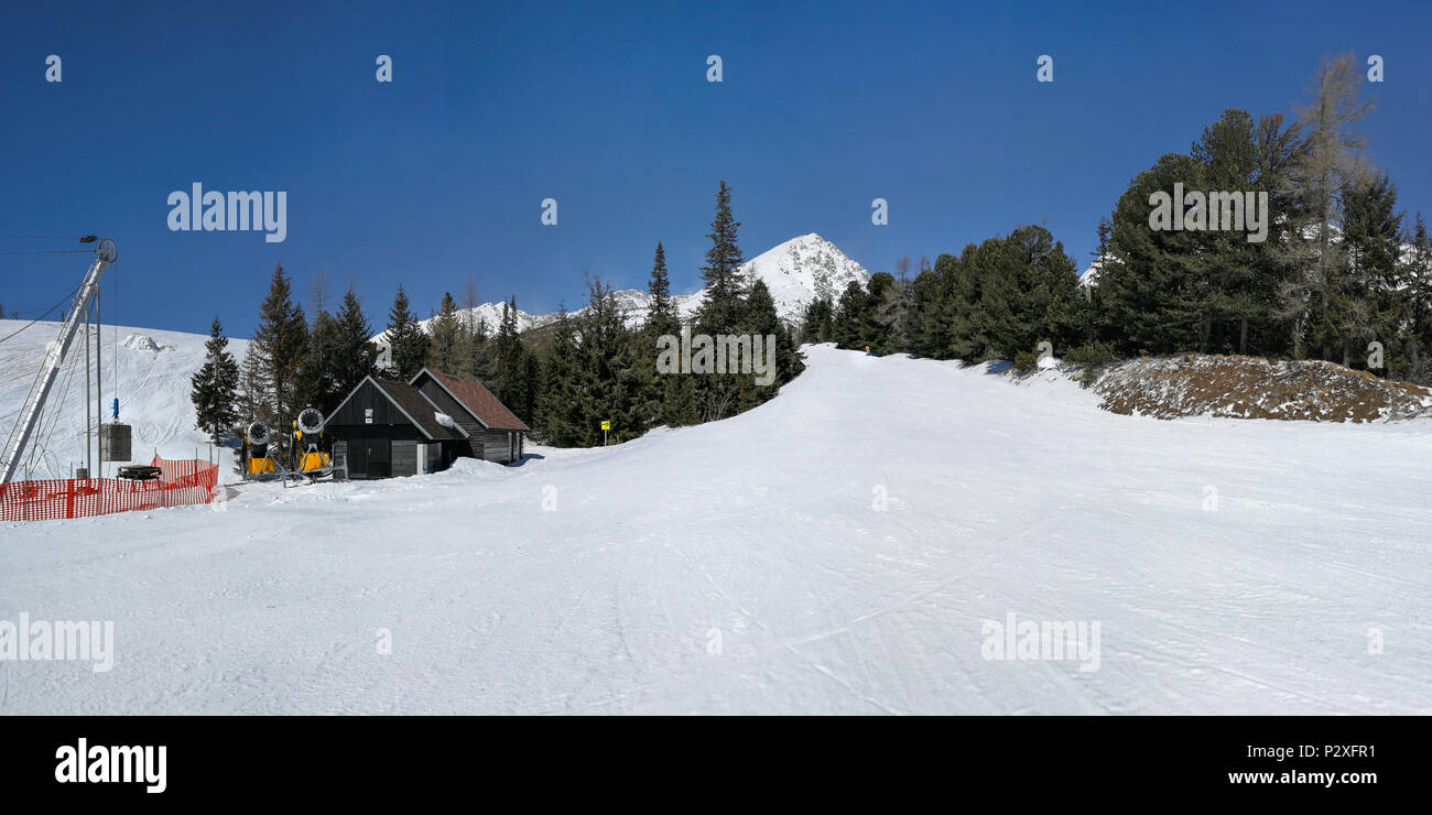 Leere rote Piste auf Štrbské Pleso, Solisko Ski Resort, Schuß auf Ostern Skifahren, sonniger Frühlingstag mit keine Wolken im blauen Himmel. Vysoke Tatry, Slowakei Stockfoto