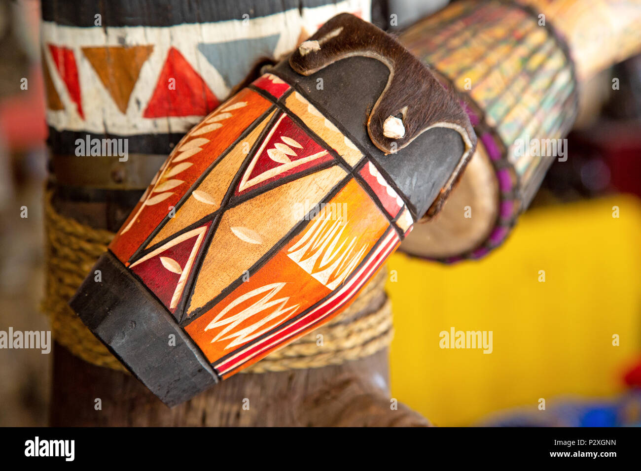 Traditionelle handgemachte Trommeln für den Verkauf im Kulturdorf Lesedi, Südafrika, Stockfoto