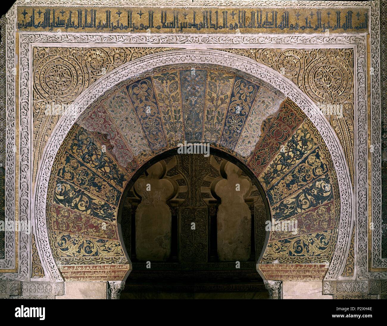 FRENTE DEL MIHRAB - ARCO DE HERRADURA CON MOSAICOS - DECORACION VEGETAL EN LAS DOVELAS - SIGLO X-CALIFAL. Lage: MEZQUITA - INTERIEUR, CORDOBA, Spanien. Stockfoto