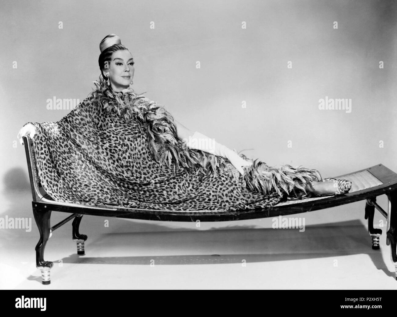 Original Film Titel: OH VATI, ARMER PAPA, MAMA'S HING SIE IM SCHRANK UND ICH BIN SO TRAURIG. Englischer Titel: OH VATI, ARMER PAPA, MAMA'S HING SIE IM SCHRANK UND ICH BIN SO TRAURIG. Regisseur: RICHARD QUINE. Jahr: 1967. Stars: Rosalind Russell. Quelle: Paramount Pictures/Album Stockfoto