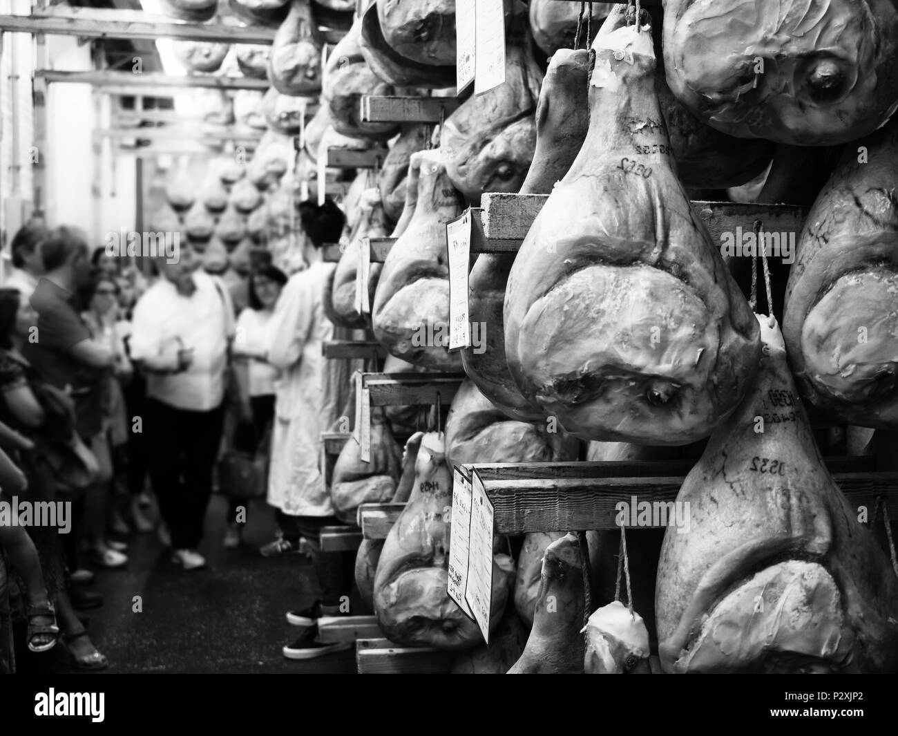 Montagnana, Italien. Mai 20, 2018: Geführte Tour in einem ham Factory anlässlich des jährlichen Festival der rohen Schinken in Montagnana, Italien. Stockfoto