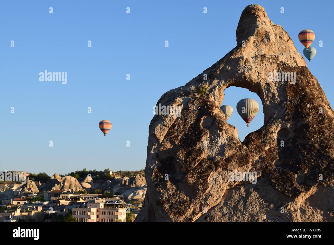 Heißluftballons in Kappadokien hinter Rock Stockfoto