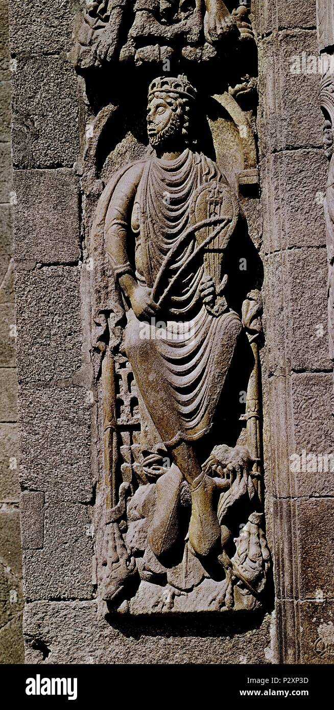 PORTADA DE LAS PLATERIAS - EL REY DAVID TOCANDO LA LIRA - TALLER COMPOSTELANO - 1106/1112 - ESCULTURA ROMANICA ESPAÑOLA. Lage: CATEDRAL - AUSSEN, SANTIAGO DE COMPOSTELA, La Coruña, Spanien. Stockfoto