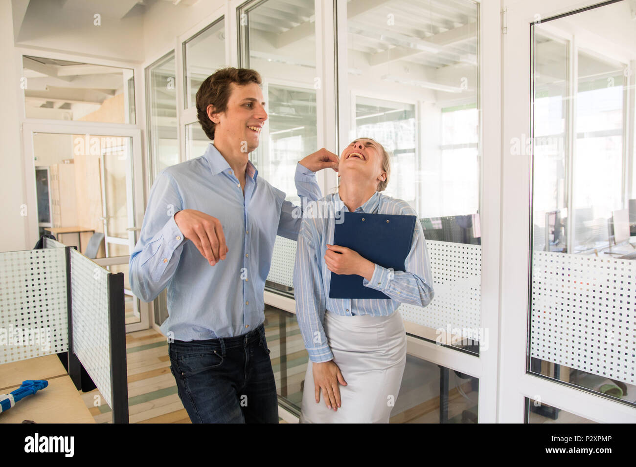 Fröhlicher Mann und Frau Spaß im Büro Stockfoto