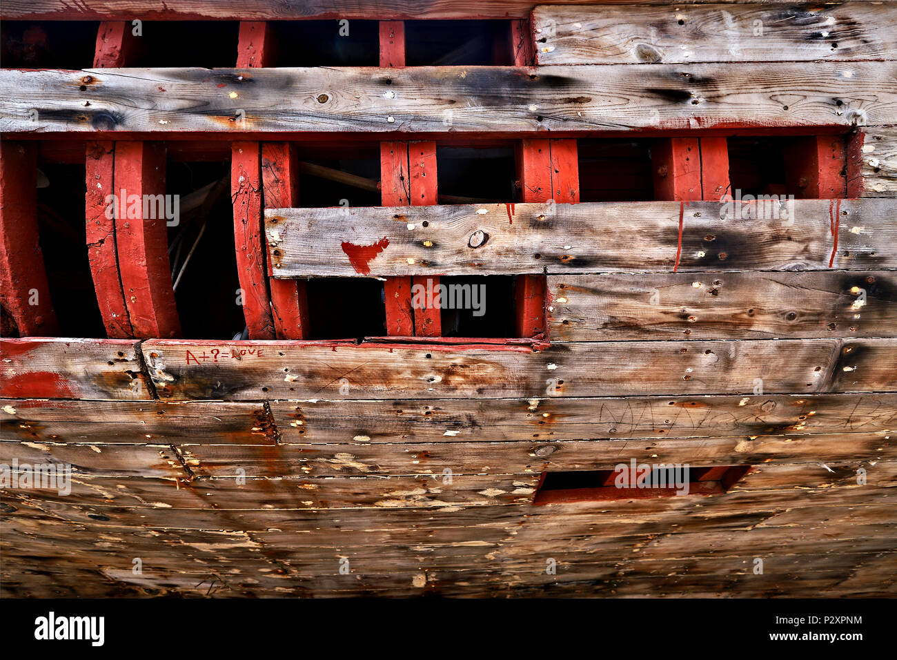 Holz- Boot in einem Zustand der Reparatur in einer Werft am Hafen von Agios Nikolaos, Lasithi Präfektur, Insel Kreta, Griechenland. Stockfoto