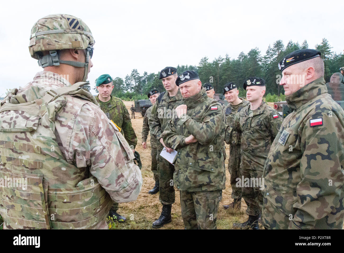 Us-Armee Oberstleutnant Johnny A. Evans Jr., Kommandeur der 3.Bataillon, 69. Armor Regiment, 1 Armor Brigade Combat Team, 3rd Infantry Division, erörtert die Manöver mit polnischen und litauischen Soldaten während einer gemeinsamen live fire Übung in Pabrade, Litauen am 11. August 2016. Die Soldaten vom 3 Mrd., 69. Arm. Rgmt., an der Übung beteiligt sind, das Training mit den Baltischen Staaten im Rahmen der Operation Atlantic lösen, eine in den USA führen in Osteuropa durchgeführt werden US-Engagement in der kollektiven Sicherheit der NATO und ihr Engagement für einen dauerhaften Frieden und Stabilität in der Reg zu demonstrieren Stockfoto