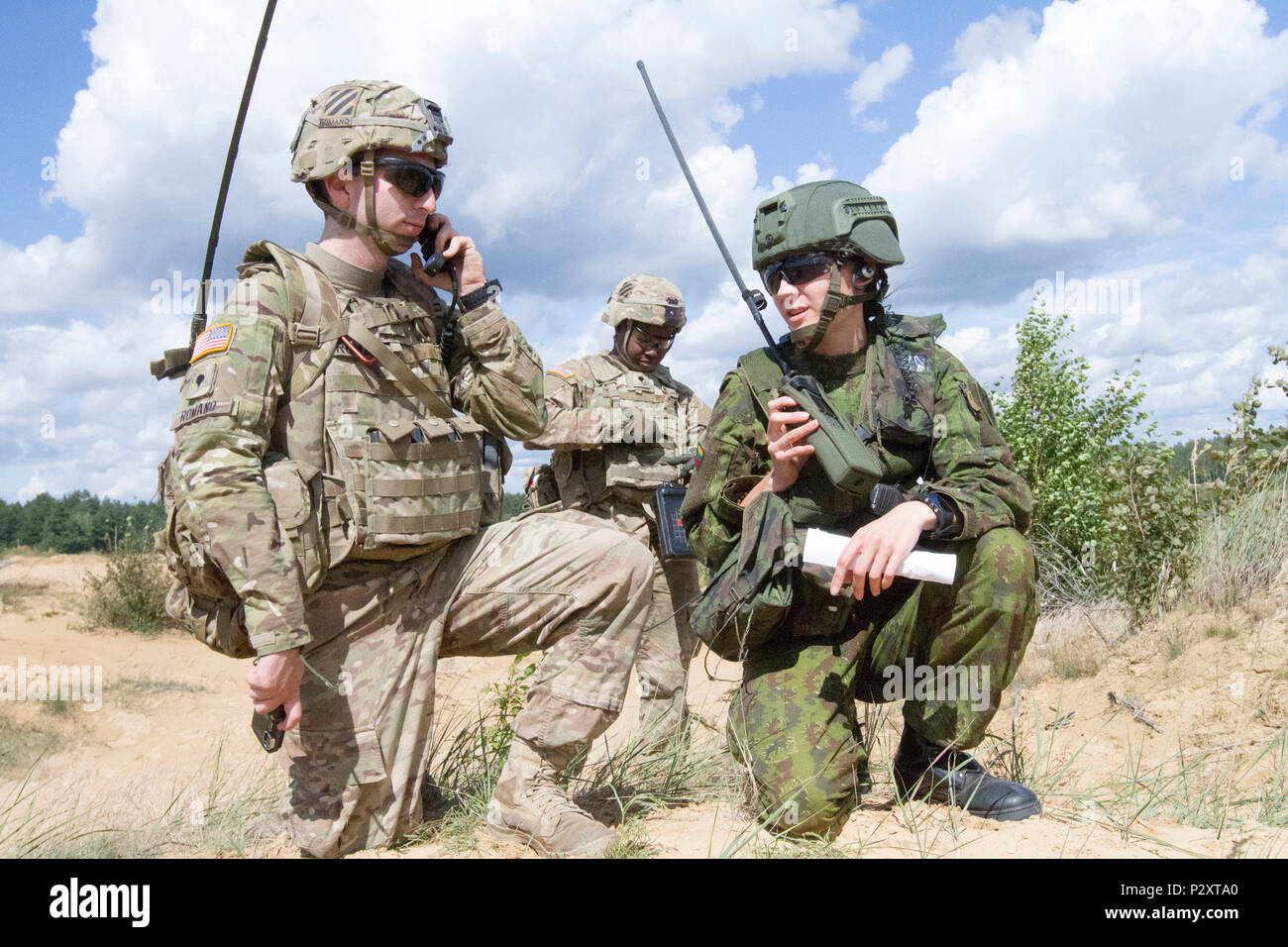 Us-Armee SPC. Paul Romano, Eingeborener von Garfield, NJ, Soldat 3 Bataillon zugeordnet, 69. Armor Regiment, 1 Armor Brigade Combat Team, 3rd Infantry Division, und einem litauischen Soldaten mit ihren Kräften bei einer gemeinsamen live fire Übung in Pabrade, Litauen kommunizieren am 11. August 2016. Die Soldaten vom 3 Mrd., 69. Arm. Rgmt., an der Übung beteiligt sind, das Training mit den Baltischen Staaten im Rahmen der Operation Atlantic lösen, eine in den USA führen in Osteuropa durchgeführt werden US-Engagement in der kollektiven Sicherheit der NATO und ihr Engagement für einen dauerhaften Frieden zu demonstrieren und s Stockfoto