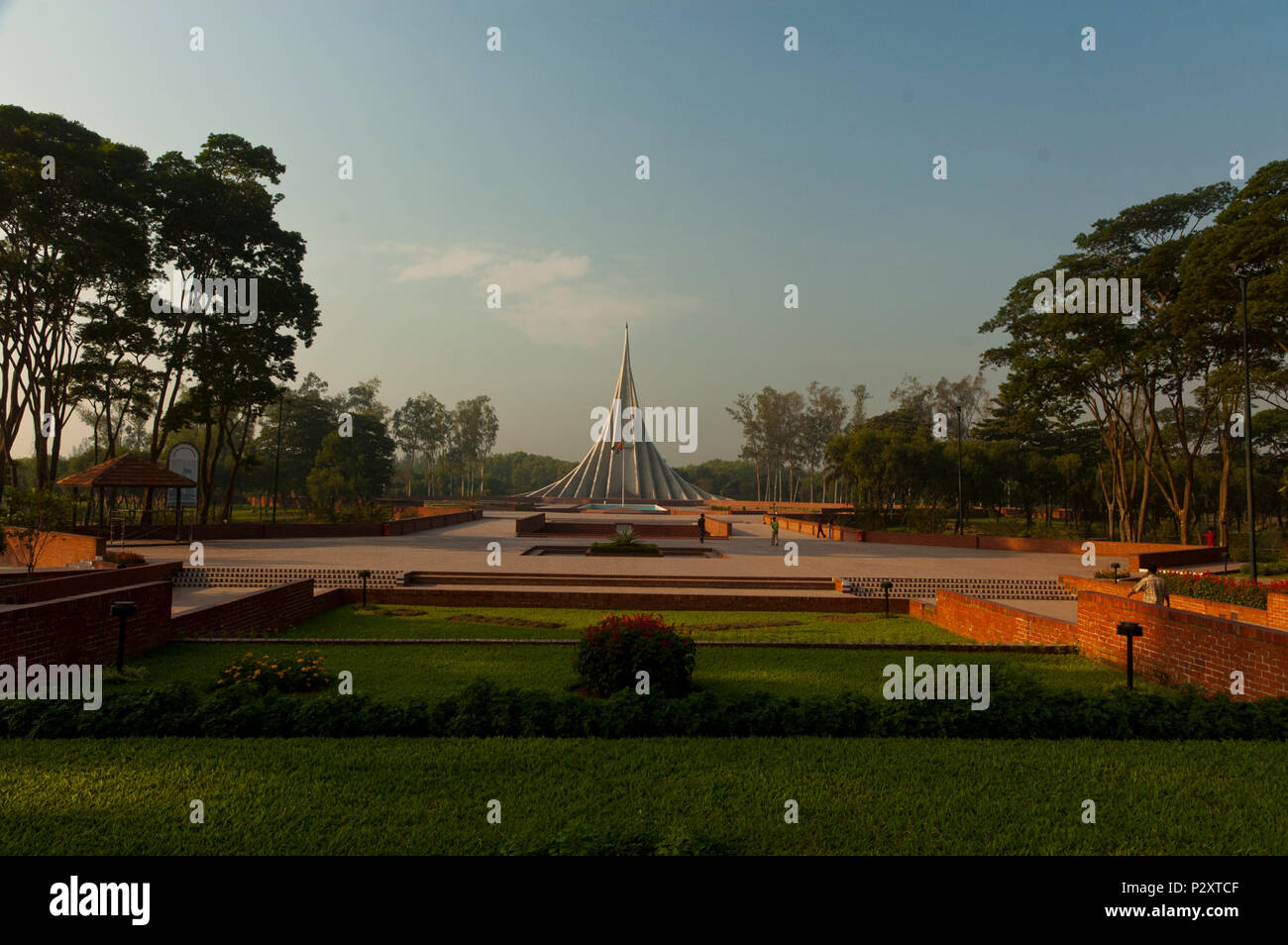 Die National Memorial Tower oder Jatiya Smriti Shoudha auf Korcula, etwa 20 km von Dhaka, in Erinnerung an diejenigen, die ihr Leben während der Befreiung geopfert Stockfoto