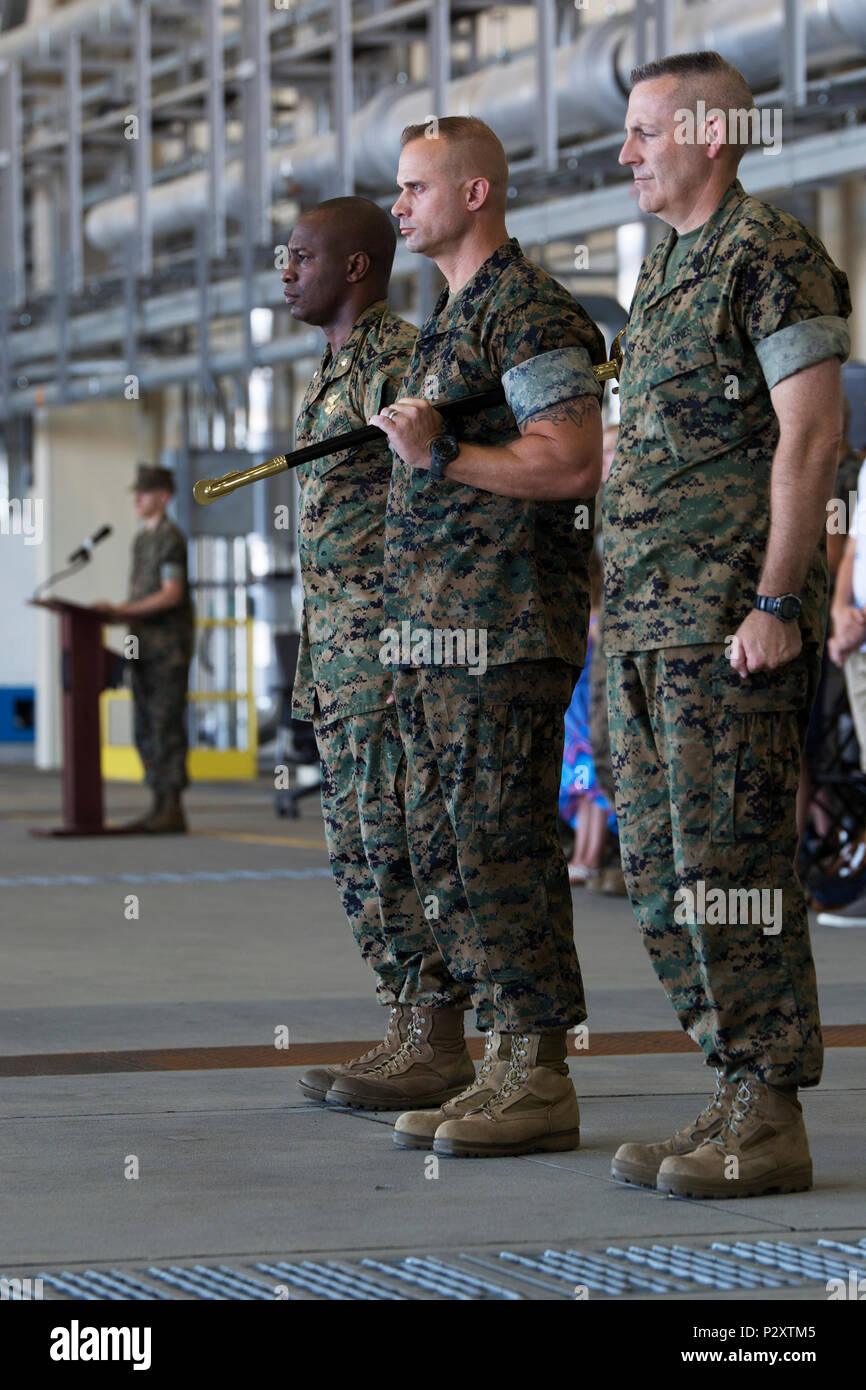 Von links nach rechts, US Marine Corps Oberstleutnant Jabari Reneau, Befehlen von Marine All-Weather Fighter Attack Squadron (VMFA-242), Sgt. Maj. James L. Shadle, eingehende Sergeant Major des VMFA (AW)-242 und Sgt. Maj. Jason L. Kappen, outbound Sergeant Major des VMFA (AW)-242 abgeschlossen mit der Verabschiedung des Schwert des Büro in der Marine Corps Air Station Iwakuni, Japan, 12.08.12. 2016. Die Verabschiedung des Schwert von Office ist ein Marine Corps Tradition bei der Linderung und Ernennung Sergeants Major. (U.S. Marine Corps Foto von Lance Cpl. Joseph Abrego) Stockfoto