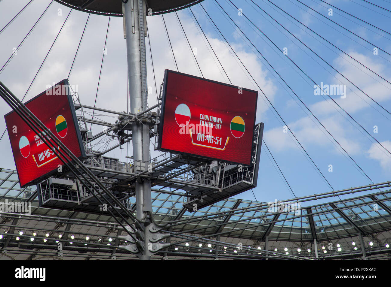 Dach mit LED-Bildschirmen anzeigen Countdown während der Partie zwischen Polen und Litauen an PGE Narodowy zu treten, Polnische Nationalstadion in W Stockfoto